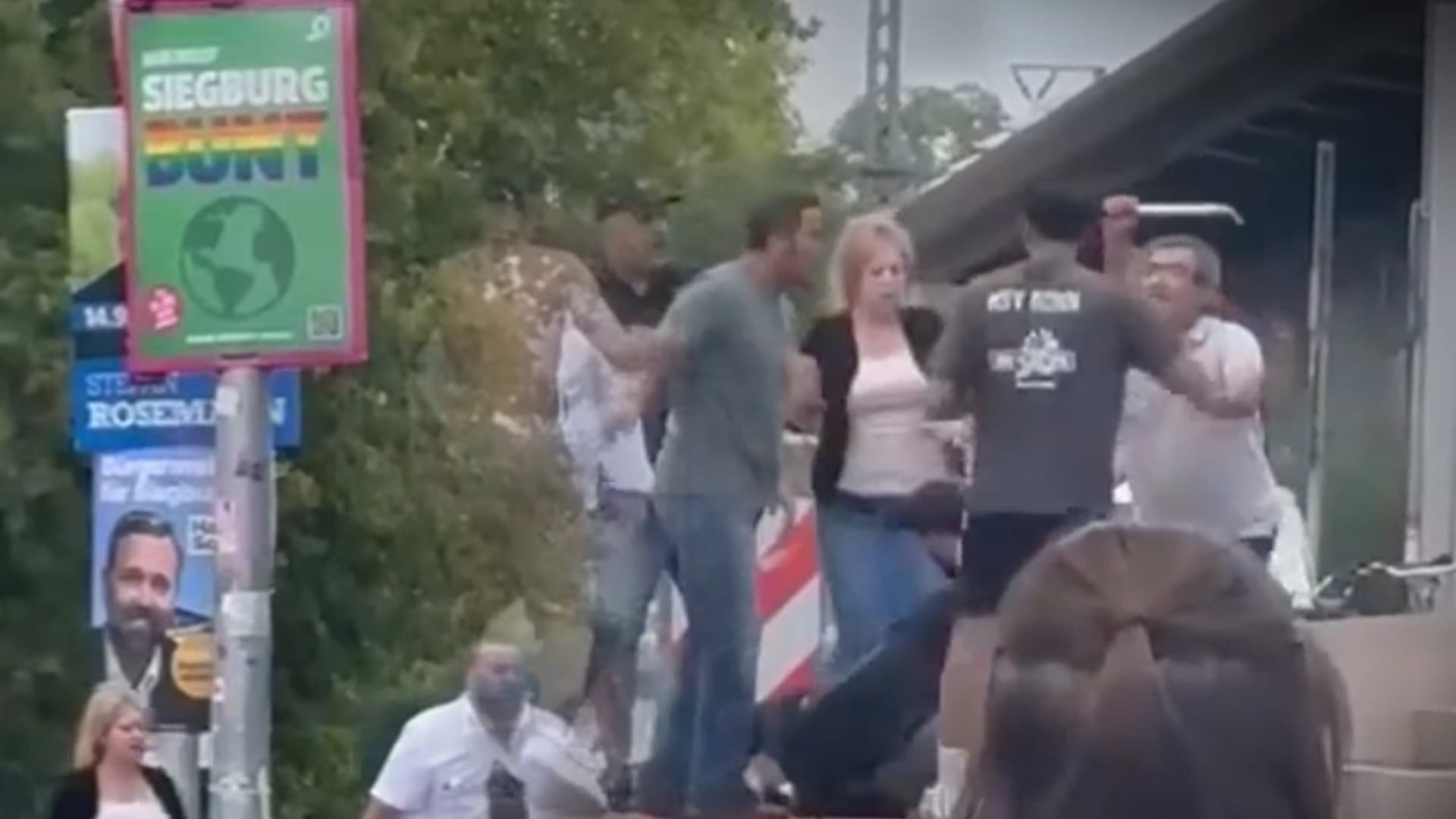 Blut statt „Bunt“: Migrantische Taxifahrer-Schlägerei unter Regenbogen Wahlplakat der Grünen in Siegburg