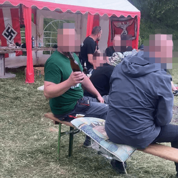 Mit Bier und Hakenkreuz: Nazi-Party in Sachsen