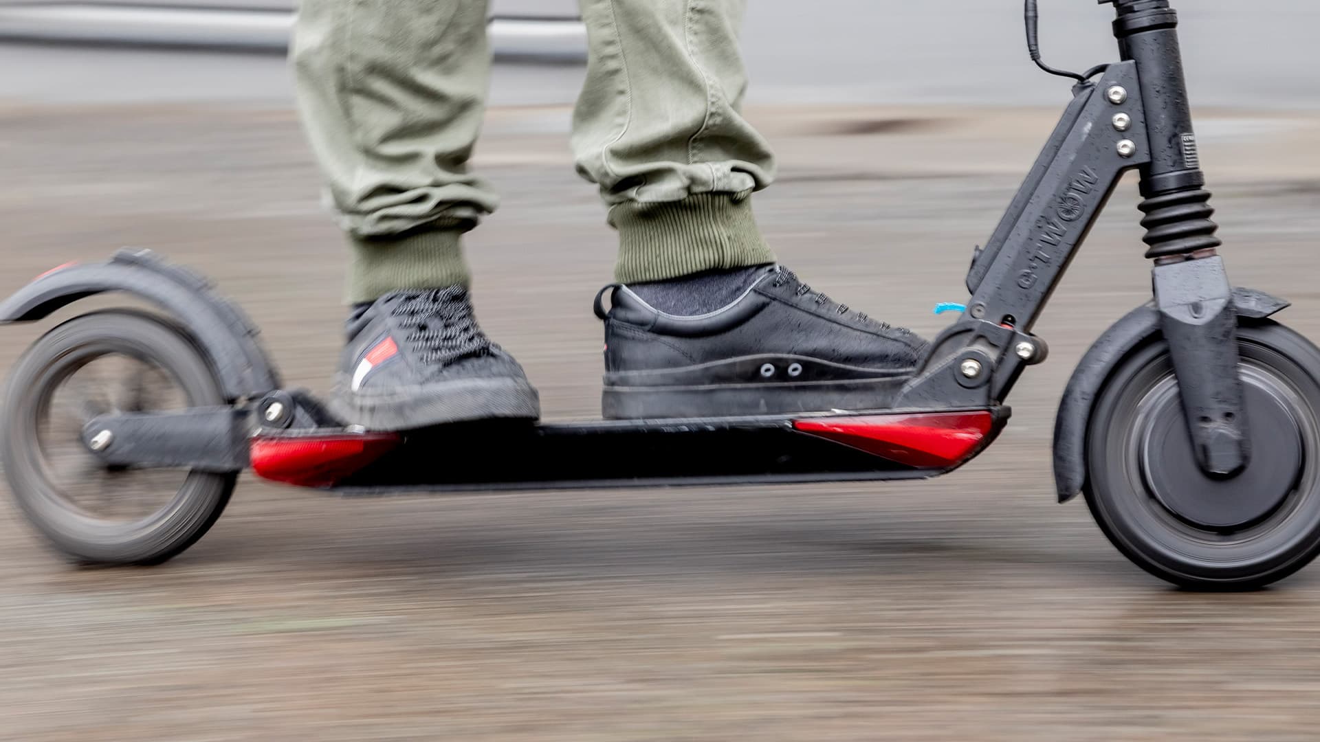 Autofahrer (61) rammt E-Scooter-Fahrer – und verletzt ihn anschließend mit Sichel