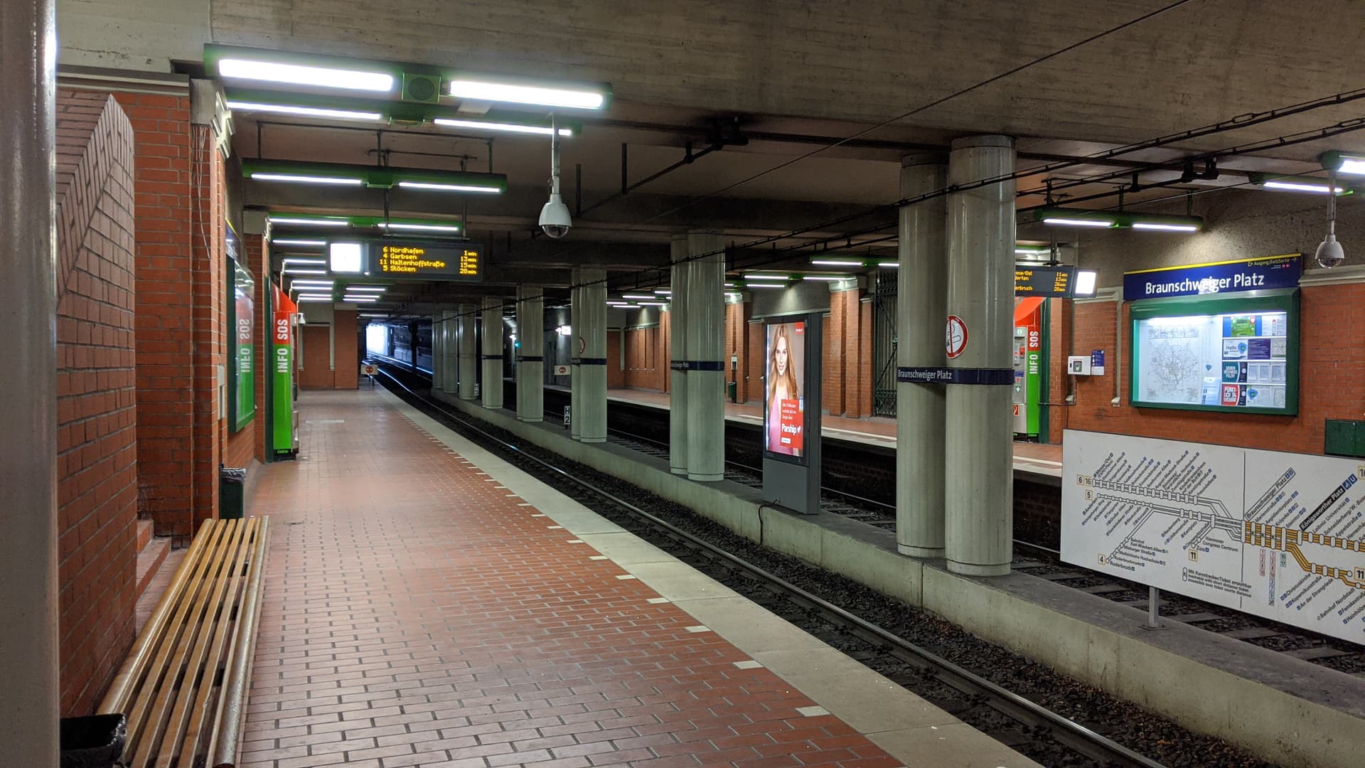 Jugendliche treten Frau (56) ins Gleis! Fahndung nach übler Attacke