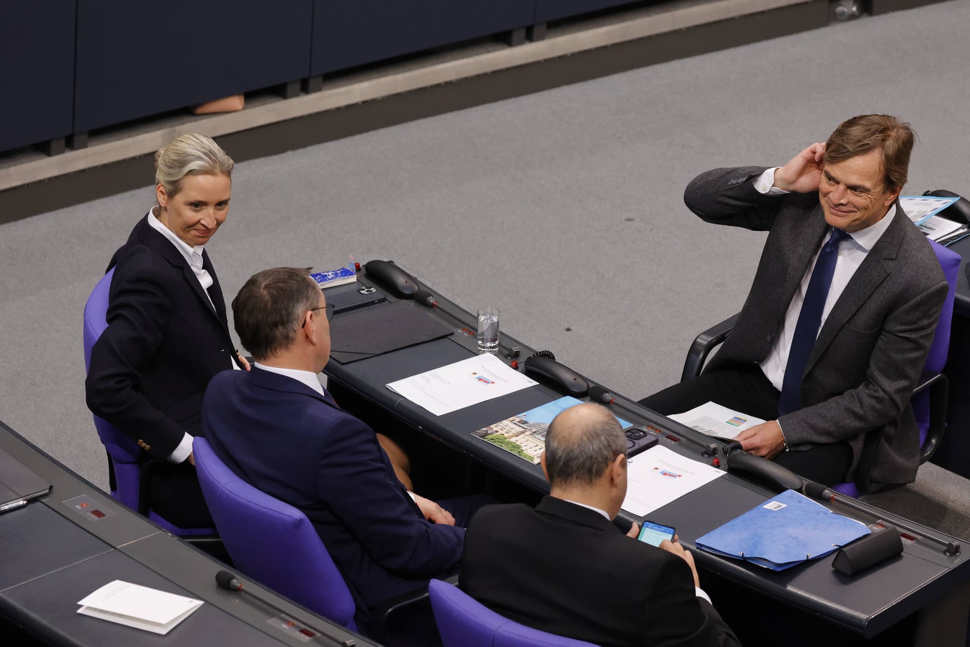 ZDF-Politbarometer: AfD zieht mit Union gleich – Zufriedenheit mit Schwarz-Rot auf Tiefstwert