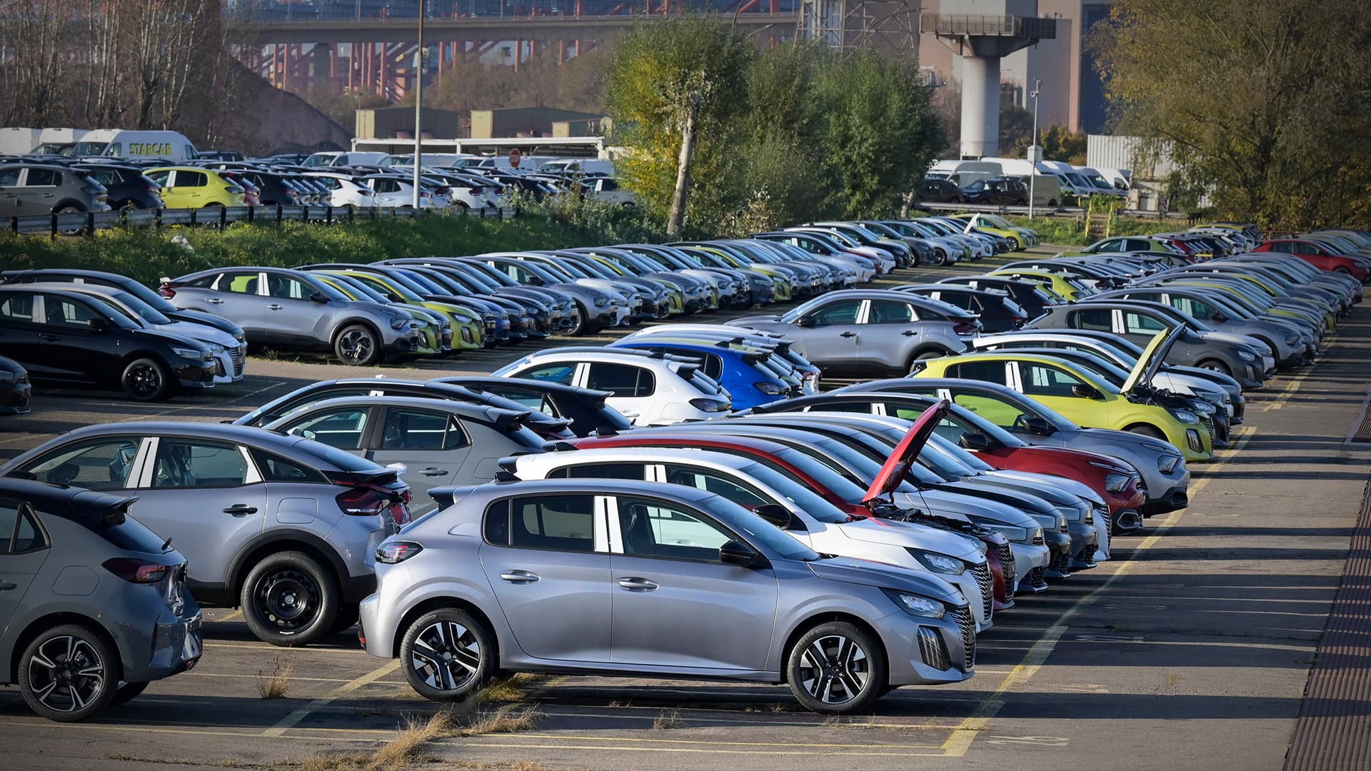 Gewinne fast halbiert: Die Auto-Katastrophe