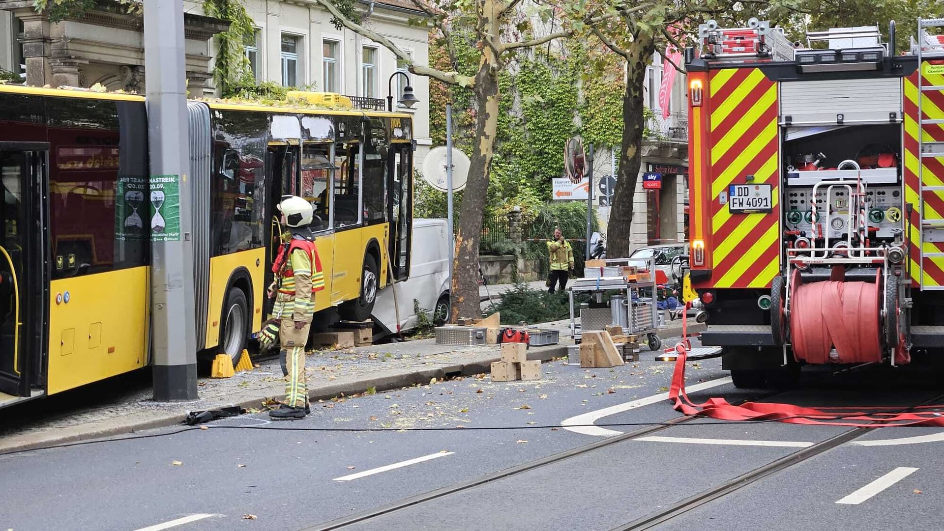 Schwerer Unfall in Dresden: Linienbus kracht auf Kleintransporter – 30 Menschen verletzt!