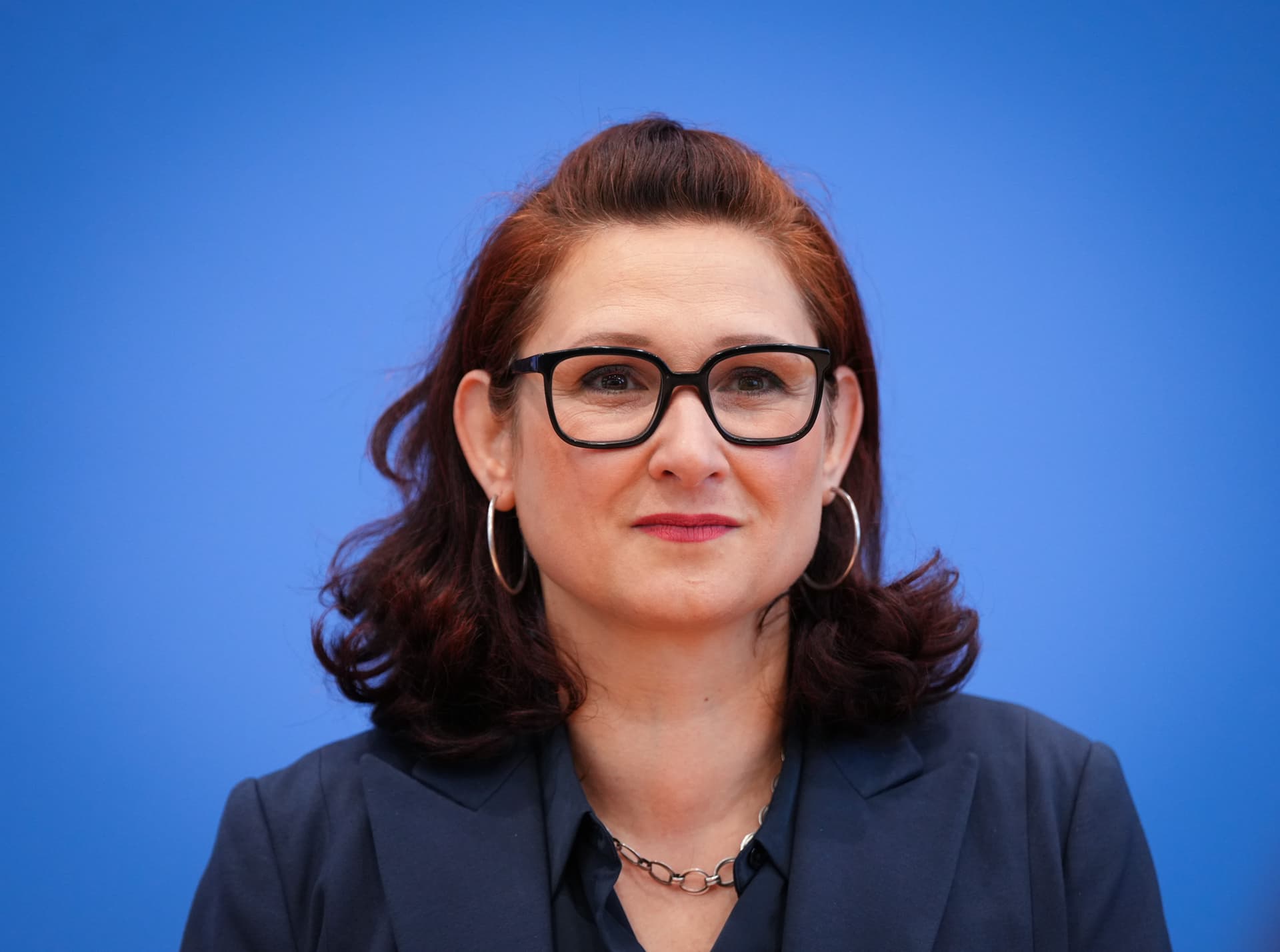 Bundesbeauftragte Ataman will Diskriminierung durch KI verbieten