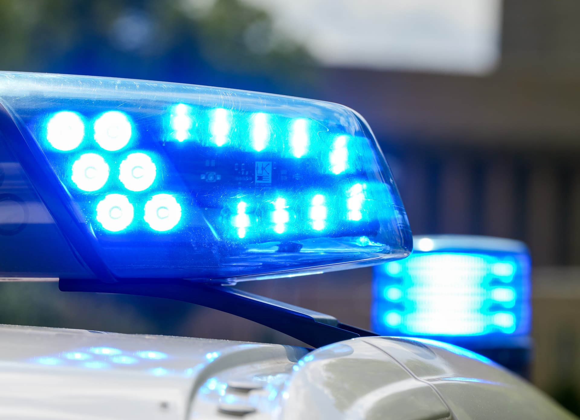 „Mit scharfer Gewalt“: Mann tötet Partnerin – und stirbt mit Kleinkind bei Frontal-Crash