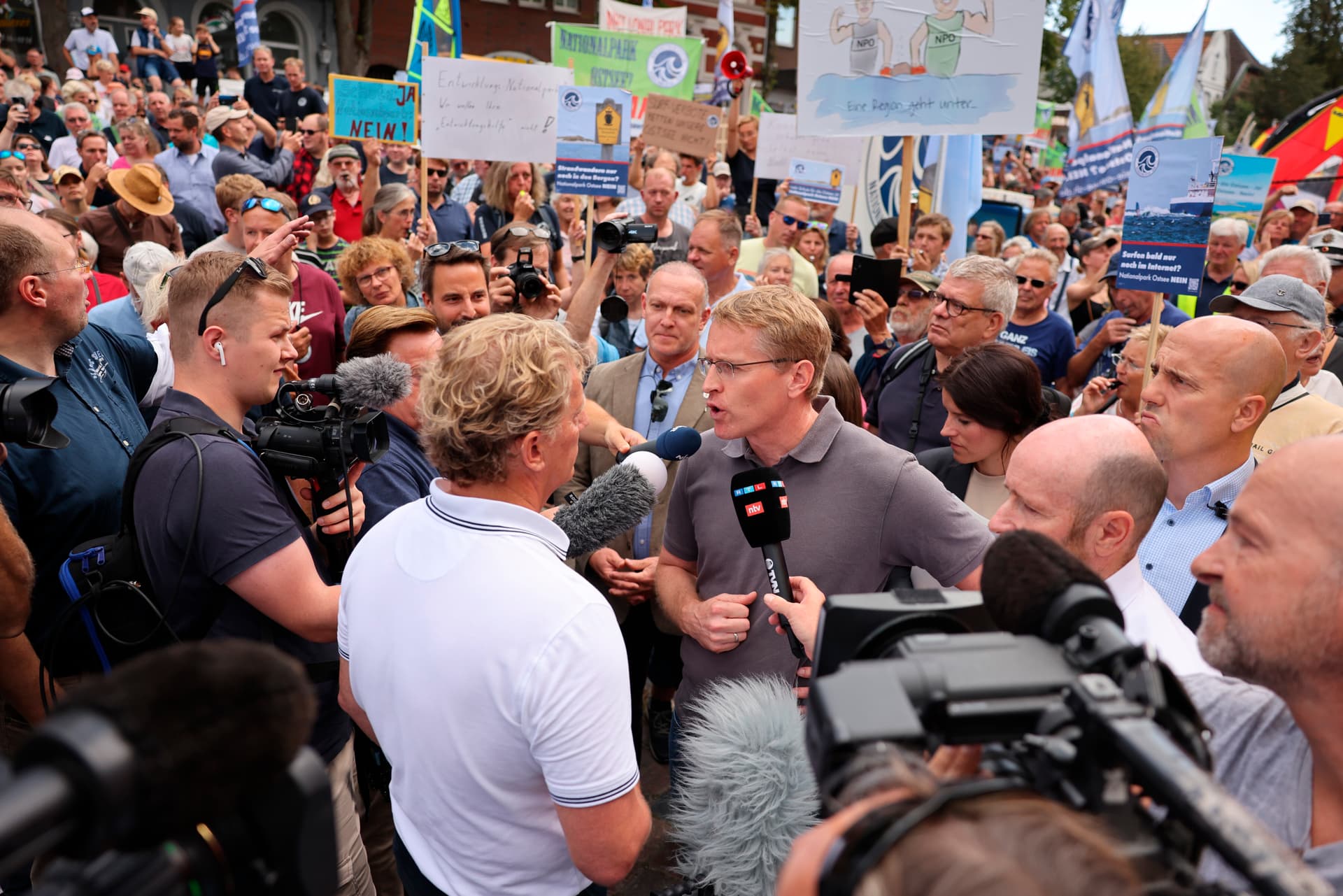 Protest auf Insel Fehmarn – Ministerpräsident Daniel Günter mit Buhrufen empfangen