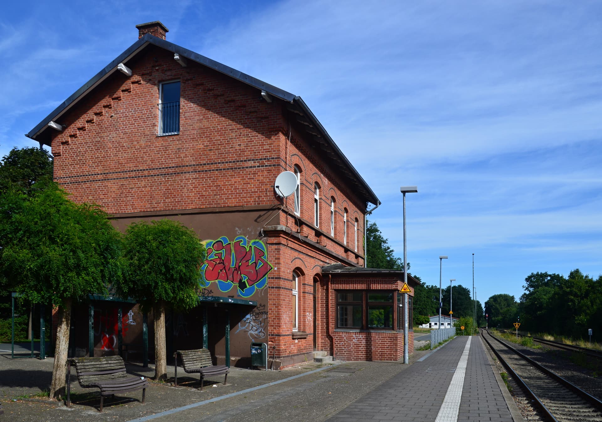 Lebensgefahr! Mann sticht mehrfach auf 19-Jährige ein