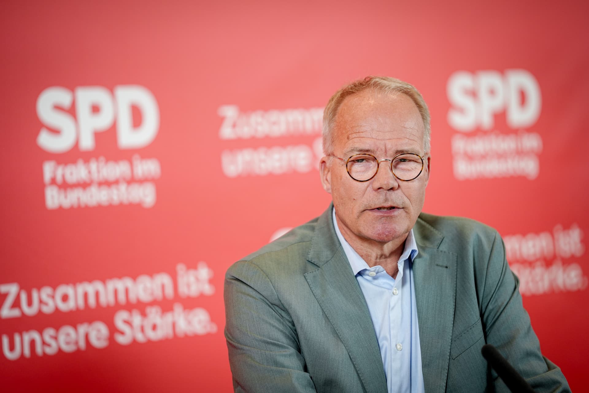 SPD-Fraktionschef warnt vor „Zusammenbruch unserer Wirtschaft“ und will neue Schulden