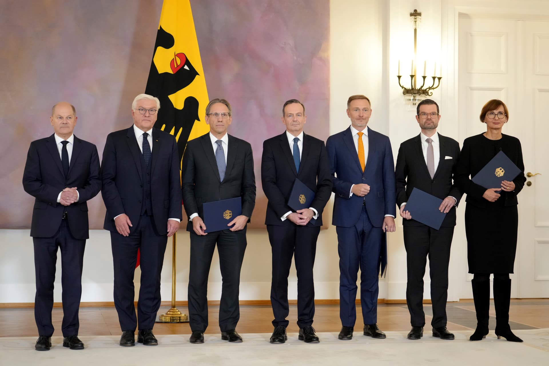 Versteinerte Gesichter und ein dankbares Lächeln – Das sind die Bilder der FDP-Minister-Entlassungen
