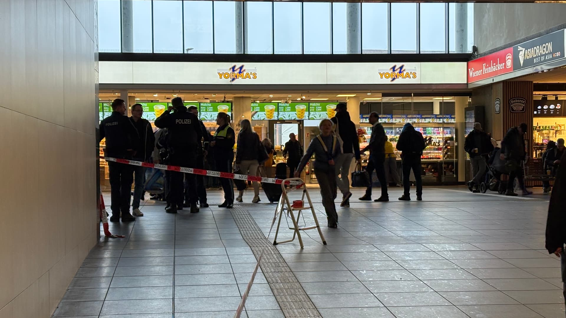 Würzburg: Afghane greift Zeugen Jehovas an – Passanten und Beamte überwältigen den Messermann