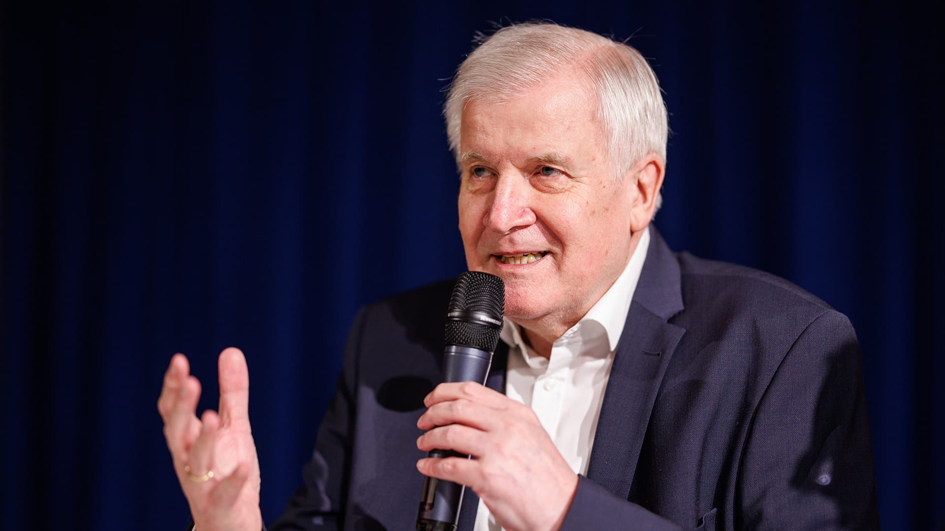 Horst Seehofer: „Dass die CDU jetzt das einzig wirksame Mittel bei der Migration klar benennt, ist gut, erfüllt mich aber auch mit einer Portion Verzweiflung“