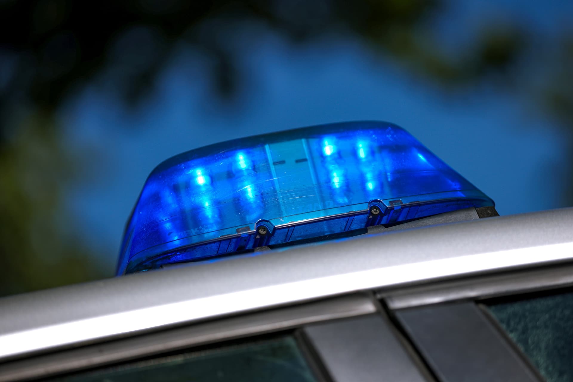 Europabrücke: Auto rast durch Grenzkontrolle, Beamte eröffnen Feuer