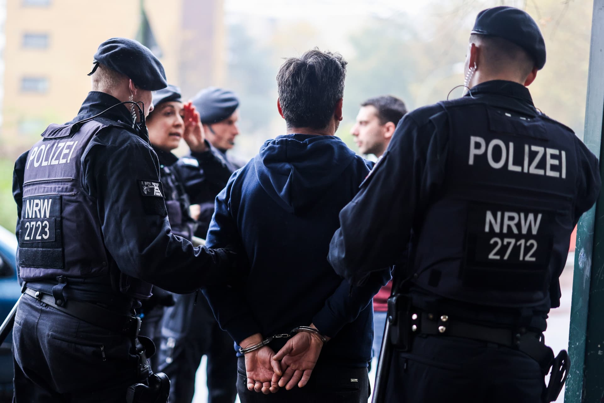 Großeinsatz gegen Kindergeld-Betrüger: 400 Polizisten durchkämmen Duisburger „Weißen Riesen“