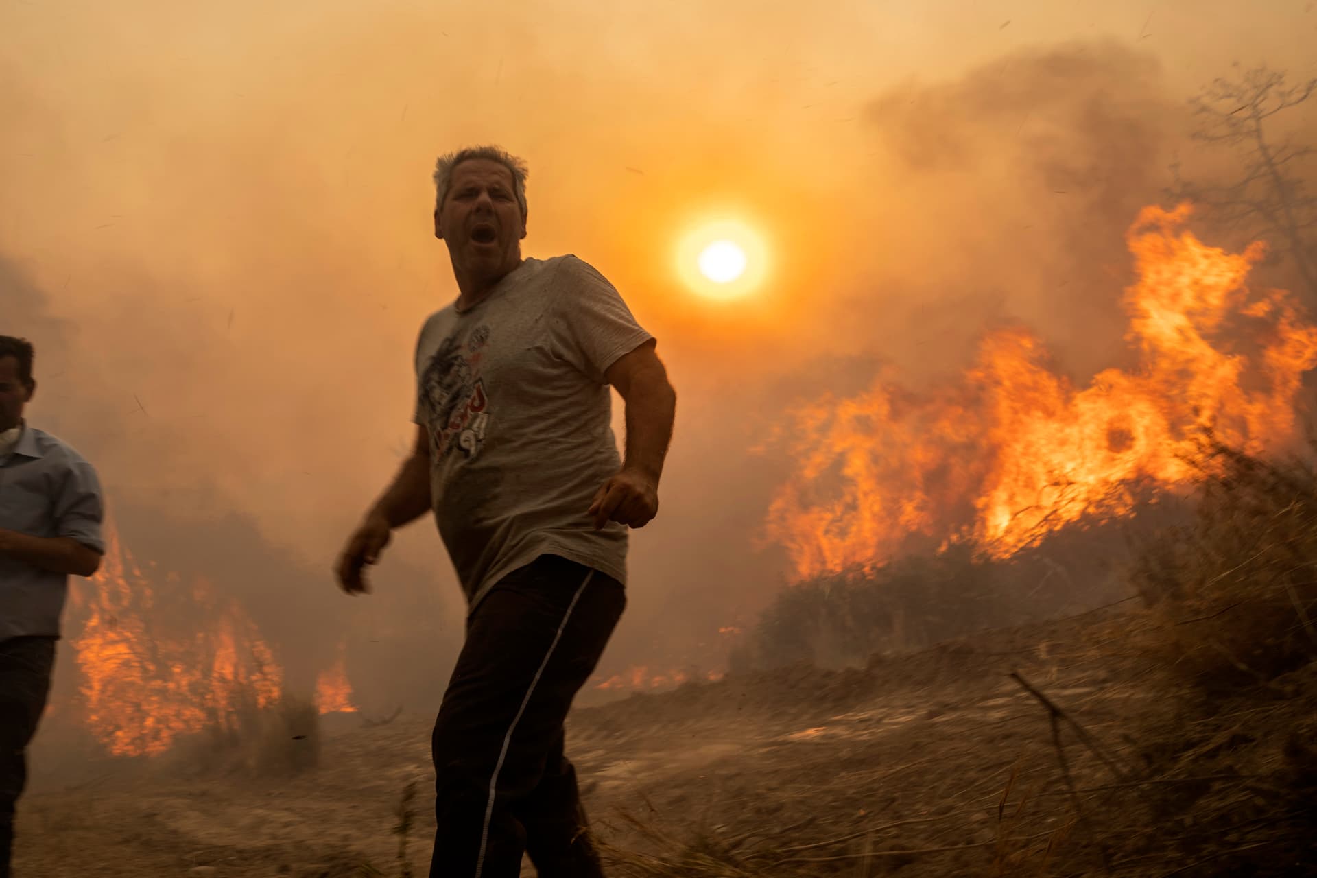 „Ich werde hier sterben, wenn es sein muss“: Dramatische Szenen im Feuer-Inferno auf Rhodos