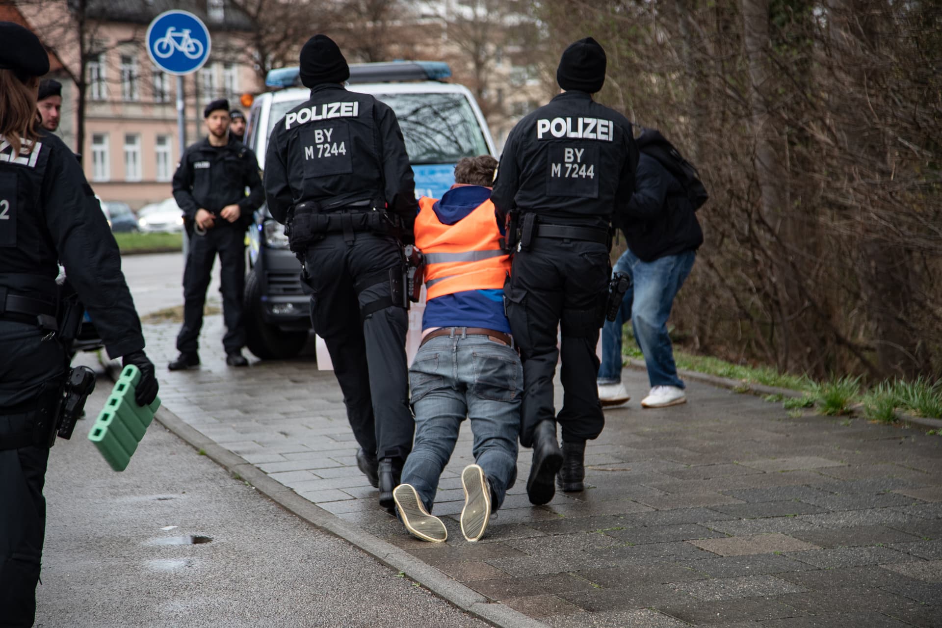 Vorwurf der Bildung einer kriminellen Vereinigung: Bundesweite Razzia bei der „Letzten Generation“