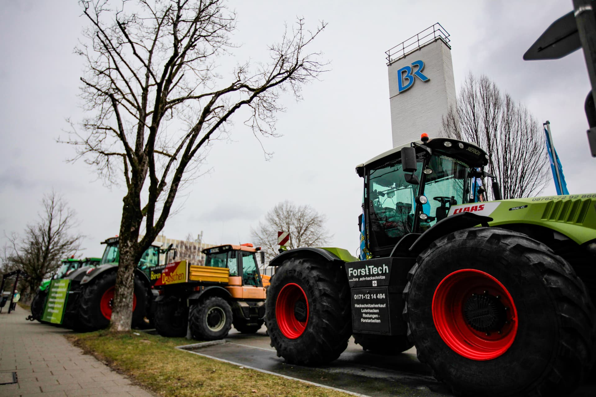 Funkhaus lahm gelegt: Bauern Blockade vor ARD-Anstalt
