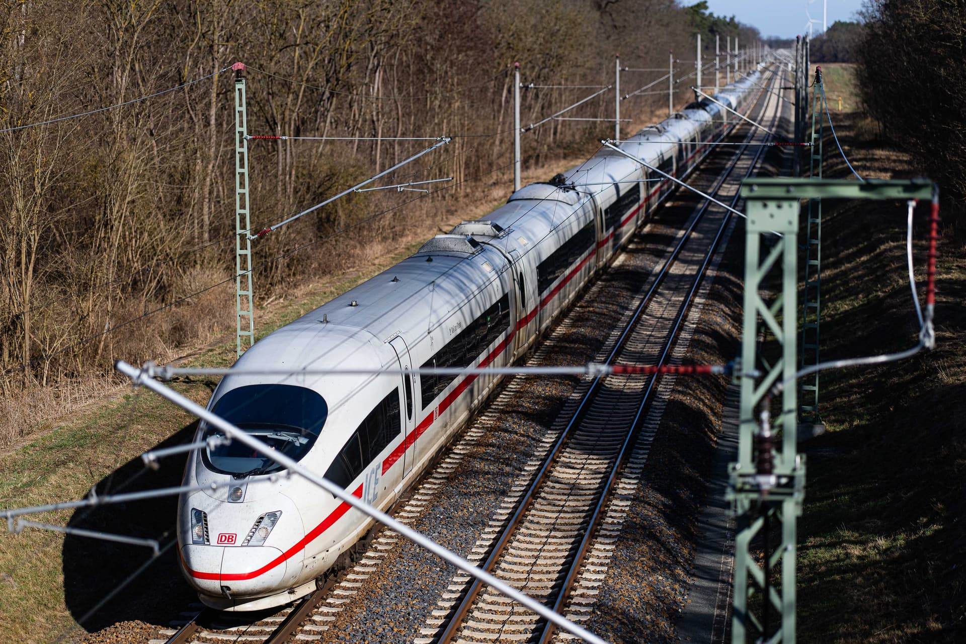 Bahn fährt 2025 ein Minus von 2,3 Milliarden Euro ein