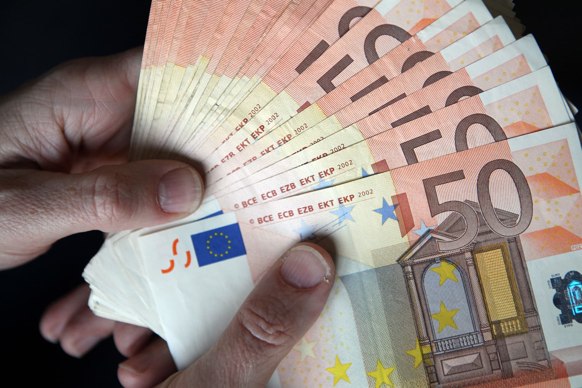 Deutschlands ehrlichste Haut: Mann findet nachts 1000 Euro – und bringt sie zur Polizei