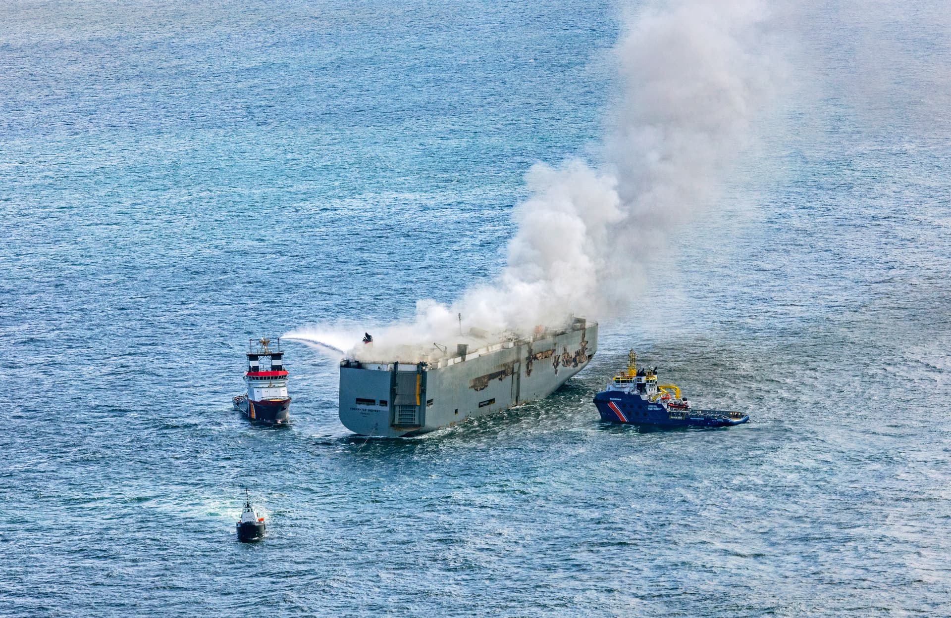 Spezialisten im Einsatz: Auto-Frachter auf der Nordsee brennt noch immer