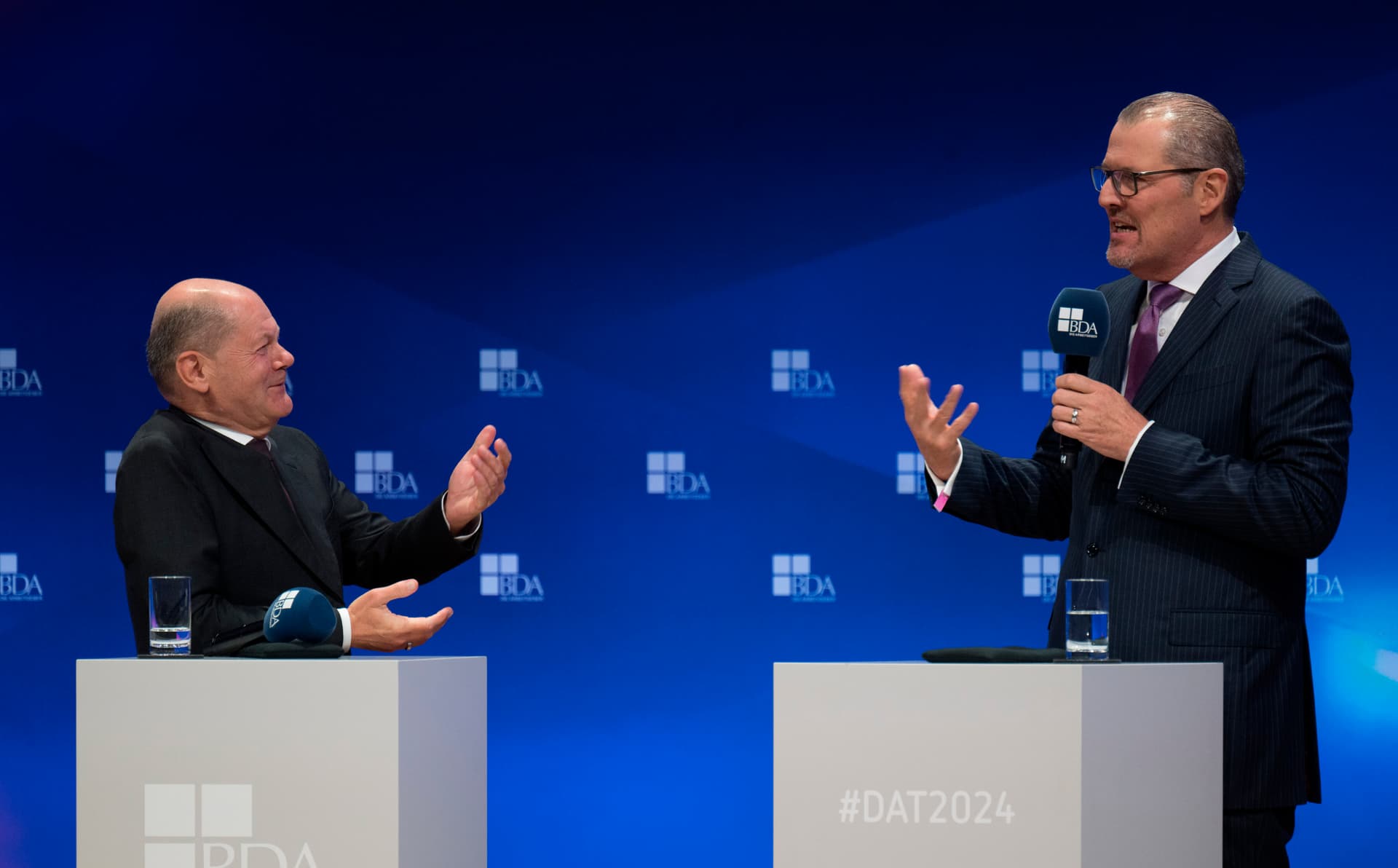 „Ich glaube Ihnen das, wenn die Tinte trocken ist“: Arbeitgeber-Chef spricht Kanzler Scholz auf offener Bühne sein Misstrauen aus