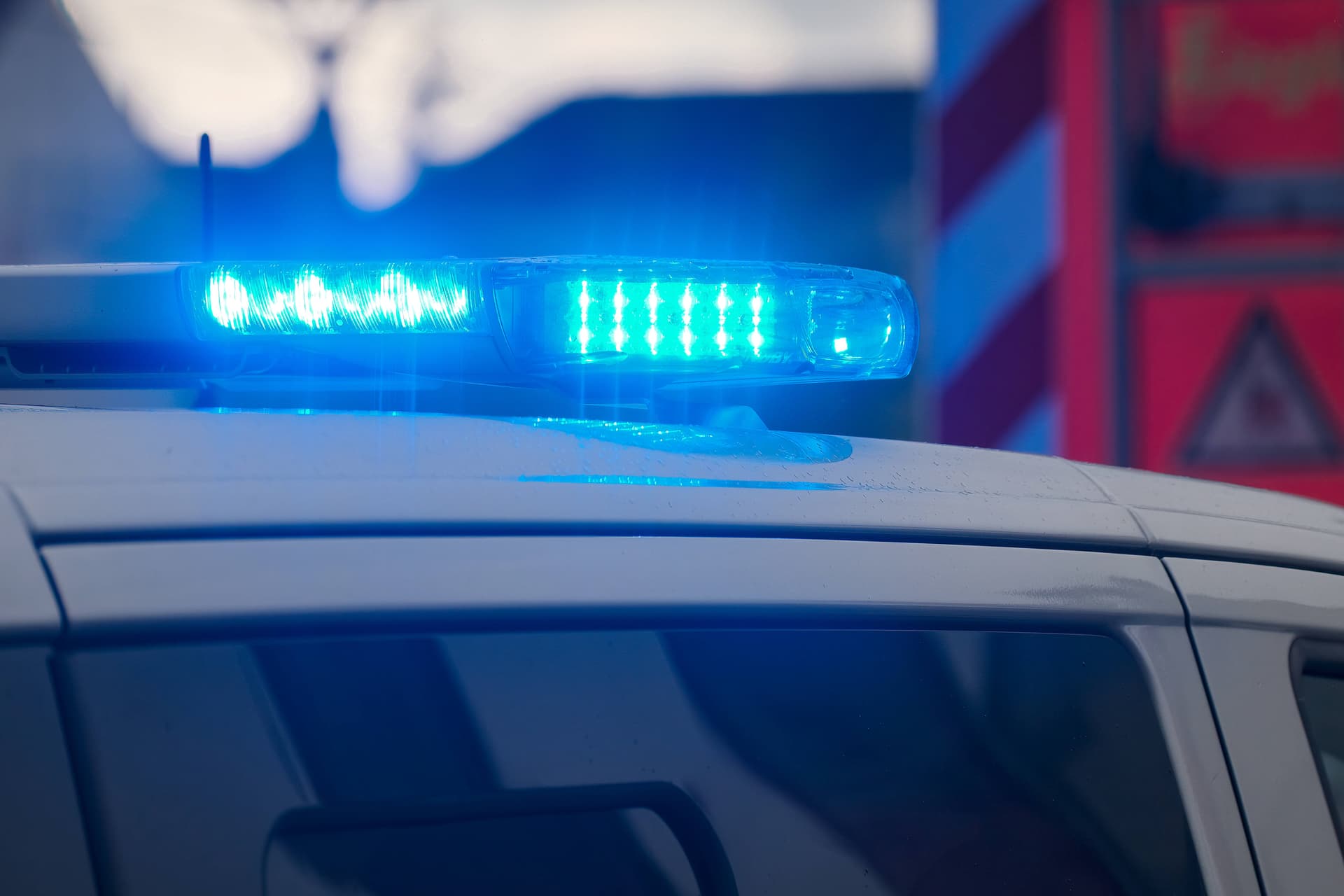 Syrer und Ägypter bedrohen und belästigen 17-Jährige an Bushaltestelle