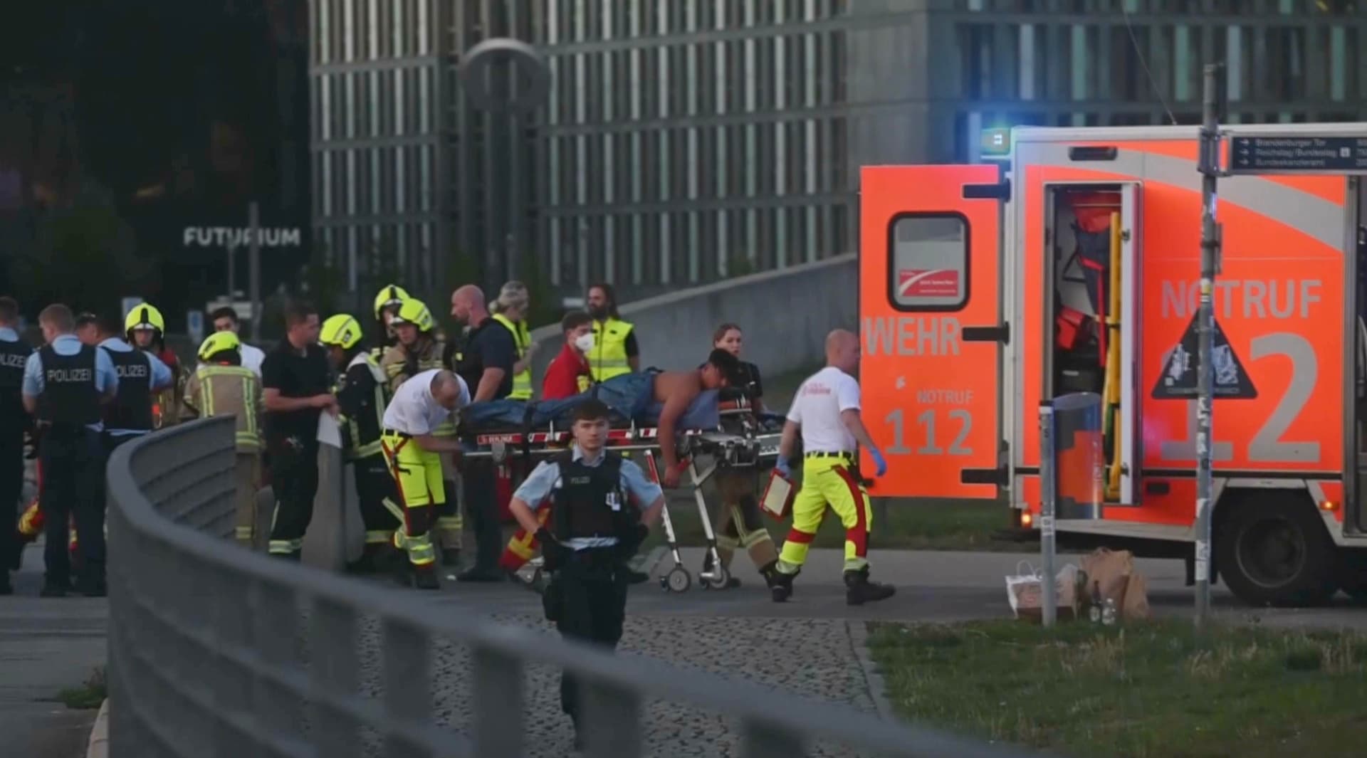 Die Einstiche kommen näher: Afghanen-Messerkampf vor dem Kanzleramt!