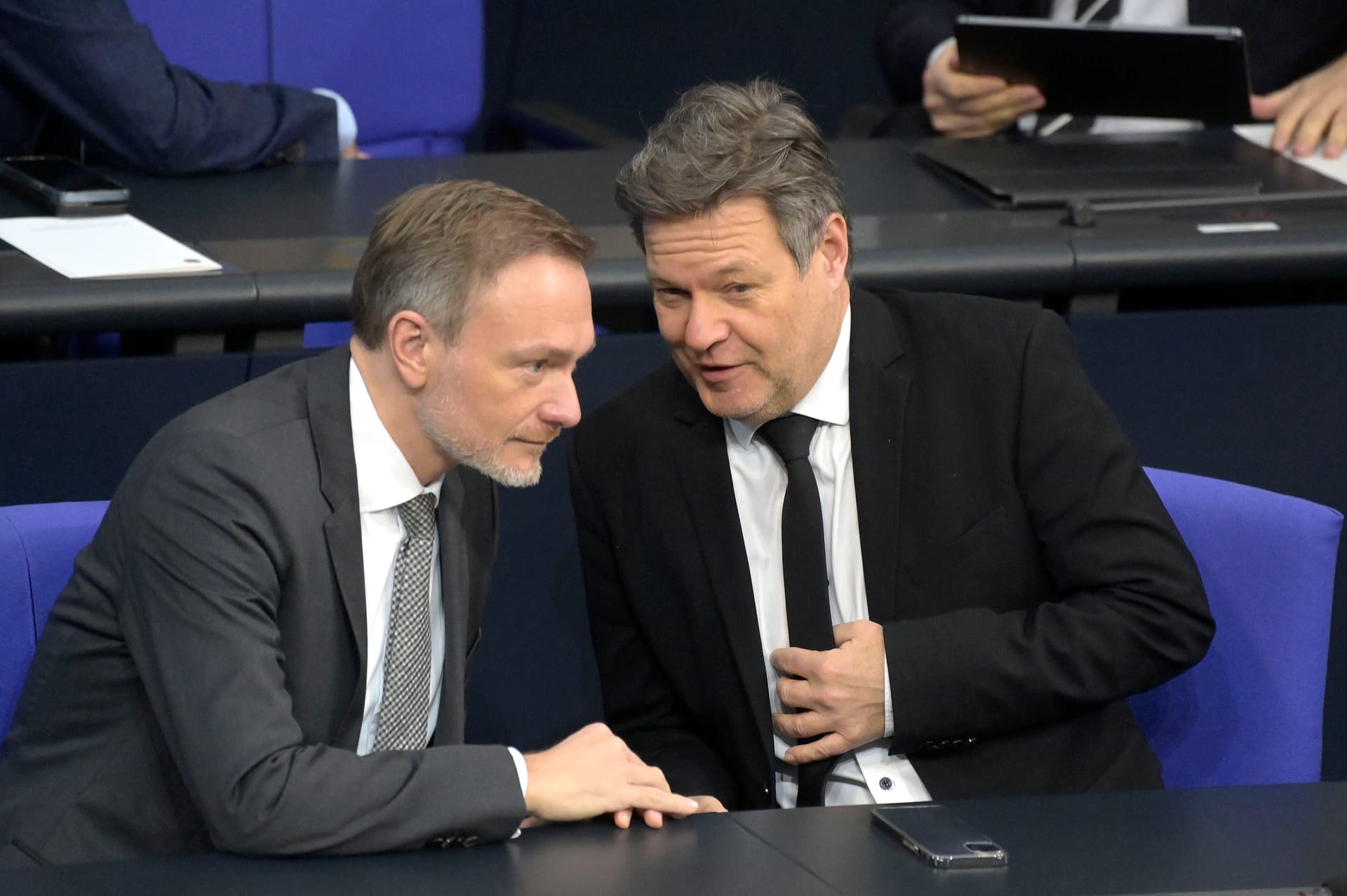 Während die Wirtschaft schwächelt, sprudeln die Steuern