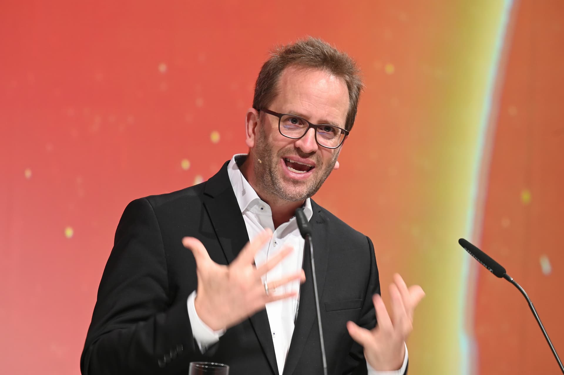Der schockierende Trusted-Flagger-Leitfaden des Grünen Klaus Müller: Zensoren sollen „aufspüren“ und „überwachen“