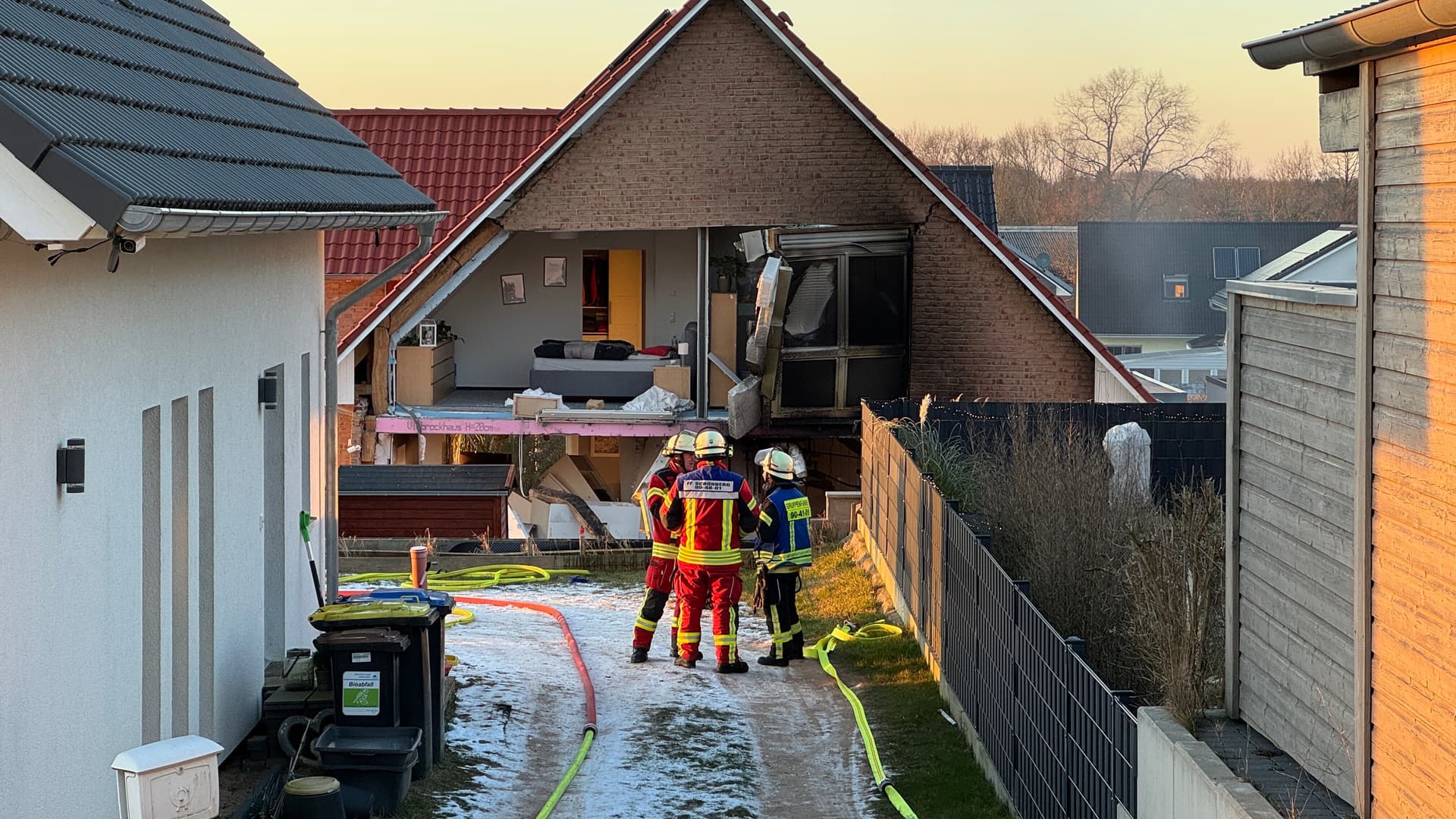 Batteriespeicher sorgt für Explosion: Außenwand von Einfamilienhaus weggesprengt