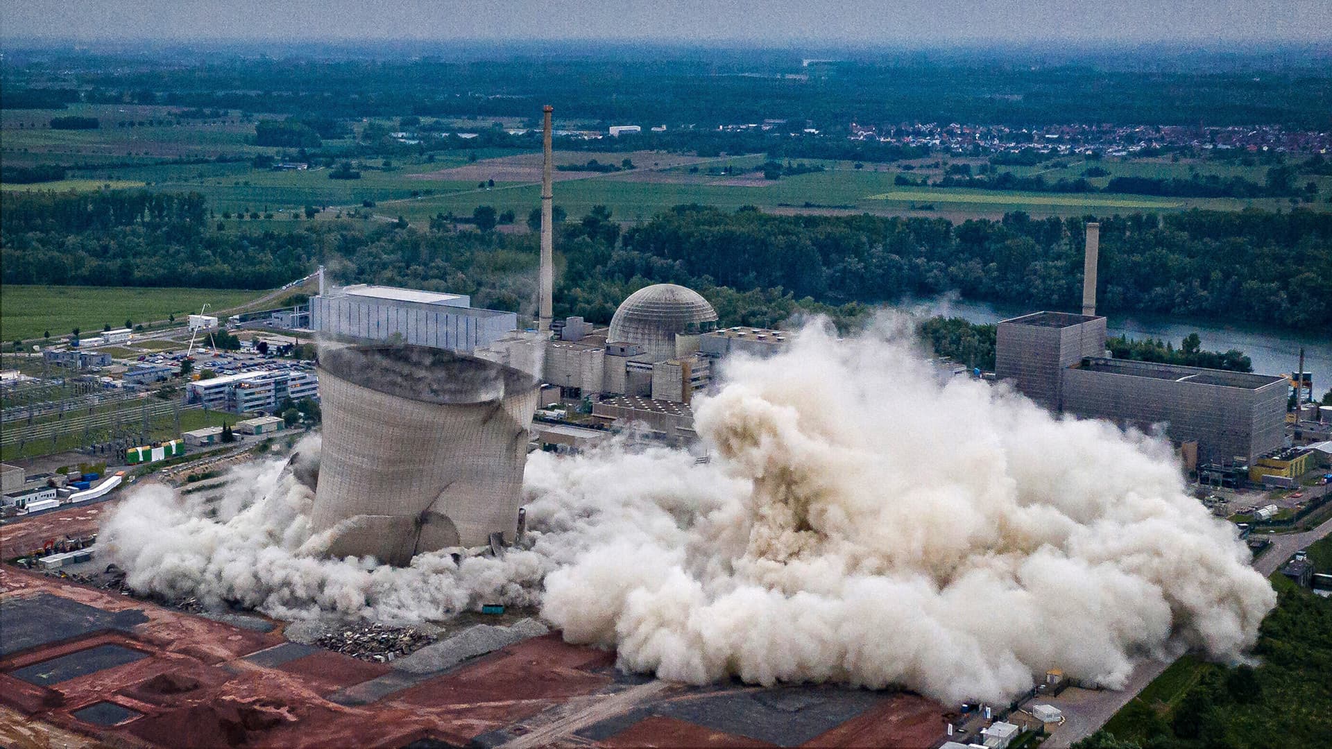 Der Irrsinn hinter der Energiewende: Erst werden Kraftwerke gesprengt, jetzt gefordert