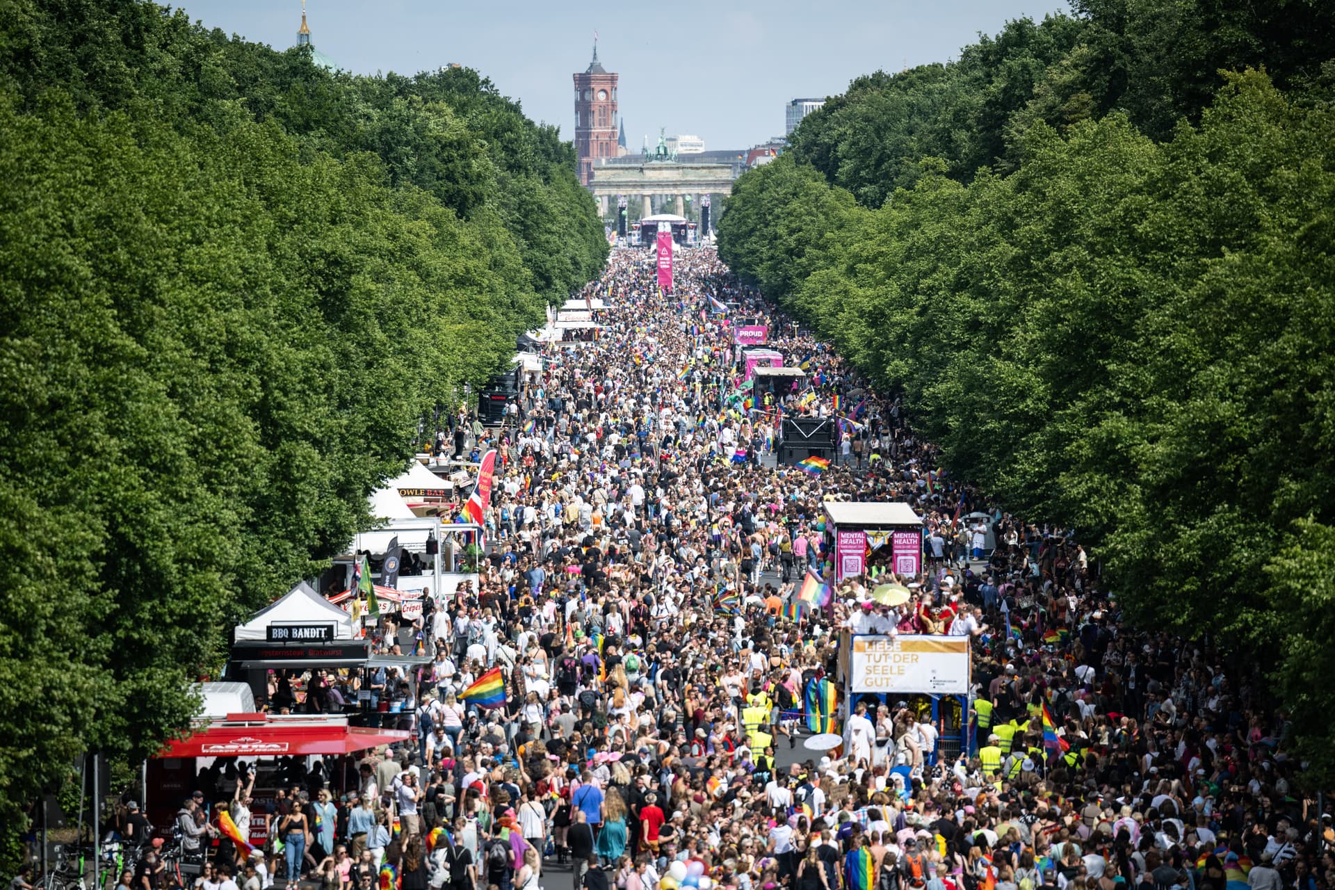 Größte Schwulen- und Trans-Party der Republik: Hunderttausende beim Christopher Street Day in Berlin