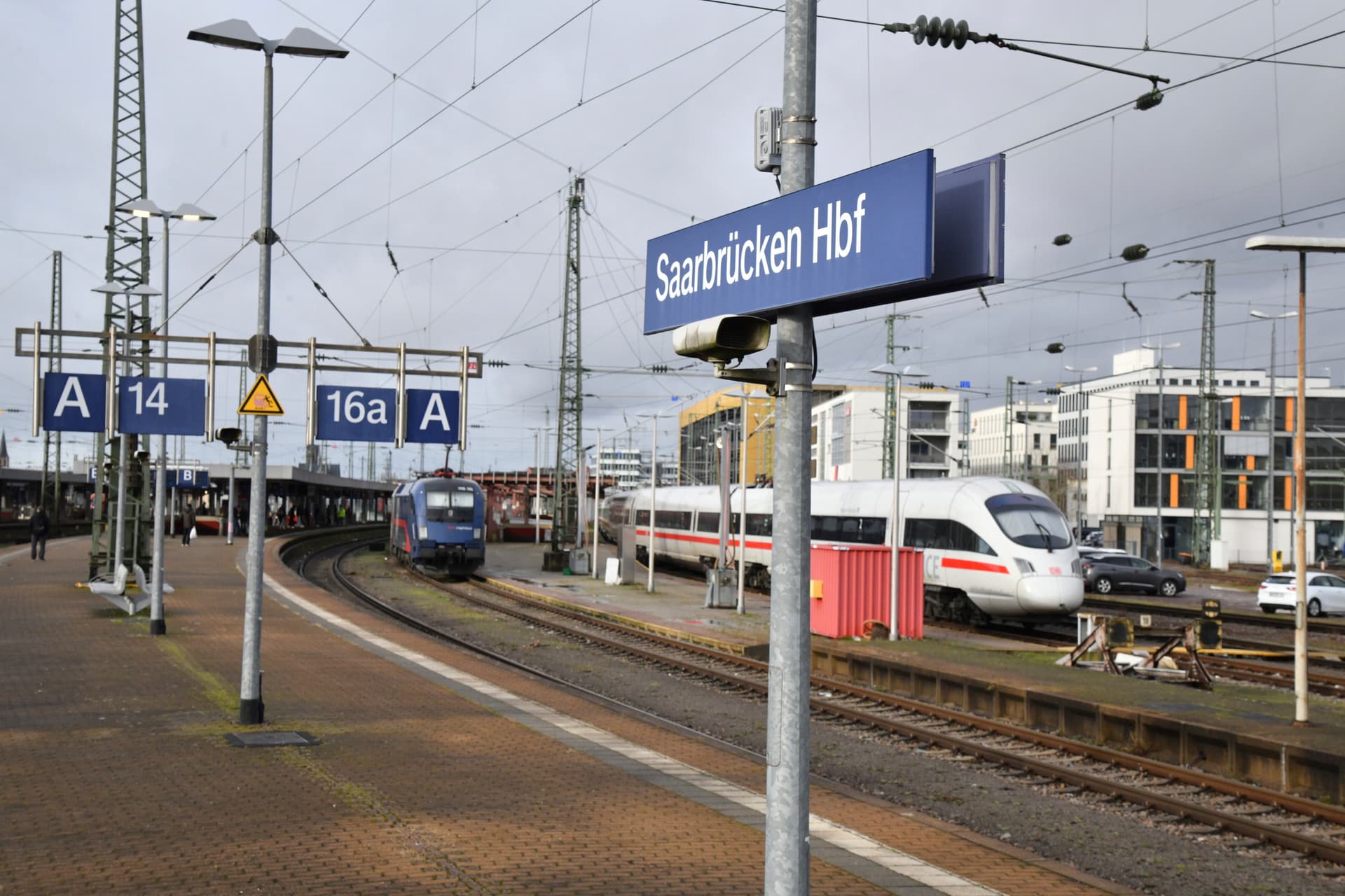 Messer-Attacke im Zug: 21-Jähriger kassiert ohne Vorwarnung Stich in den Hals