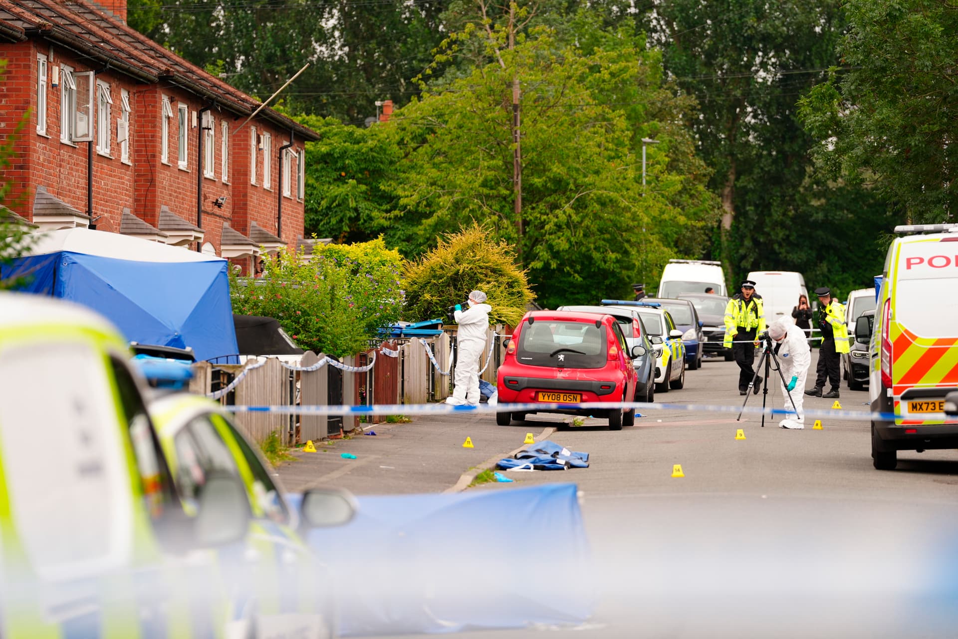 Frau tot, zwei Menschen in Lebensgefahr: Polizei nimmt Messerangreifer (22) in Manchester fest