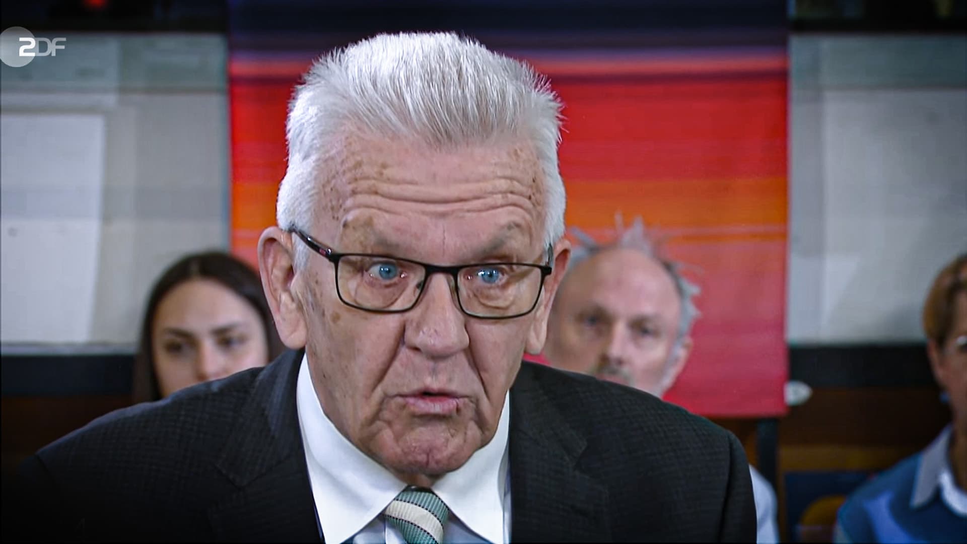 Baden-Württembergs Ministerpräsident Kretschmann gibt zu: „Wenn Sie mehr Flüchtlinge haben, finden mehr Straftaten statt“