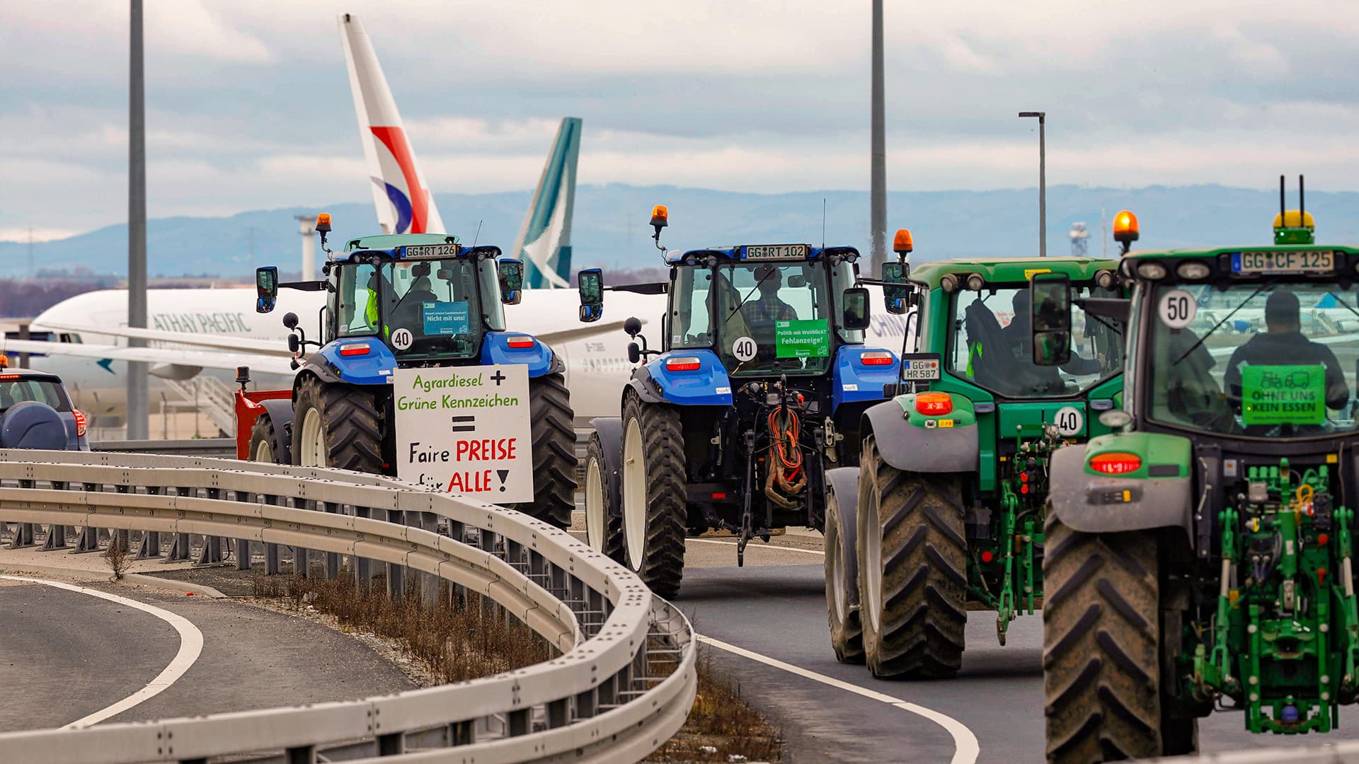 Nach Kürzungs-Beschluss: Bauern blockieren Deutschlands größten Flughafen