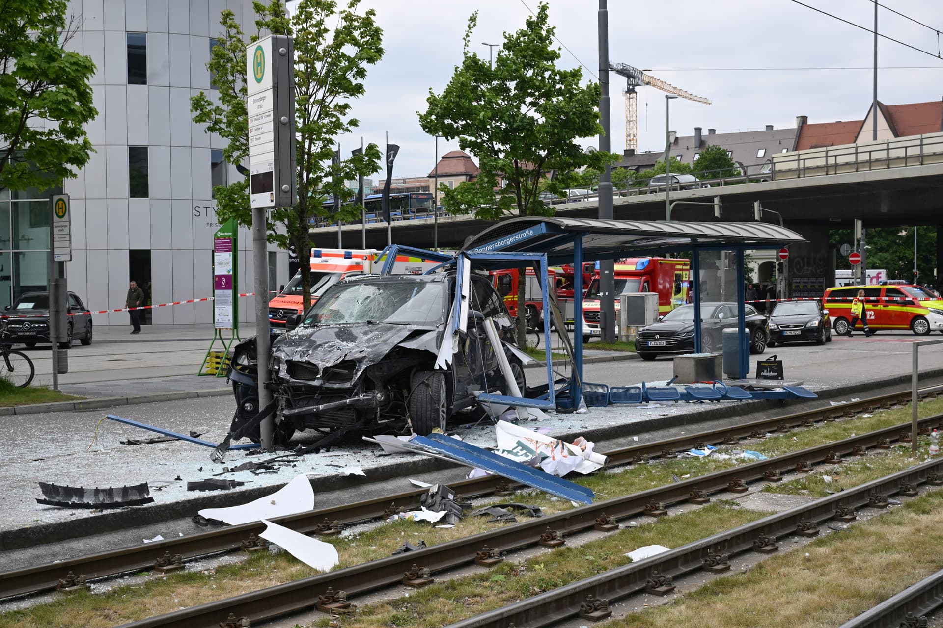München: Schwarzer SUV rast in Haltestelle – mehrere Schwerverletzte