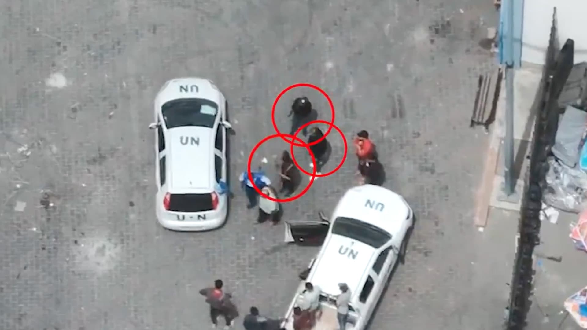 Beweisvideo! Hier nutzen bewaffnete Hamas-Terroristen weiße UN-Autos als Schutzschild