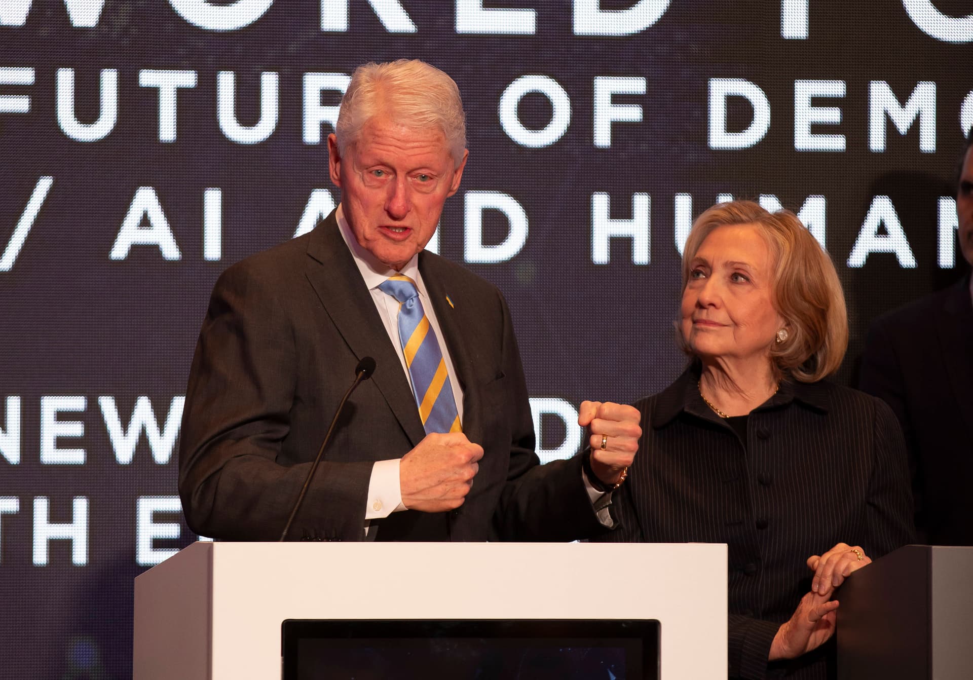 Epstein-Akten bringen sie in Bedrängnis: Clintons müssen Ende des Monats vor US-Kongress aussagen