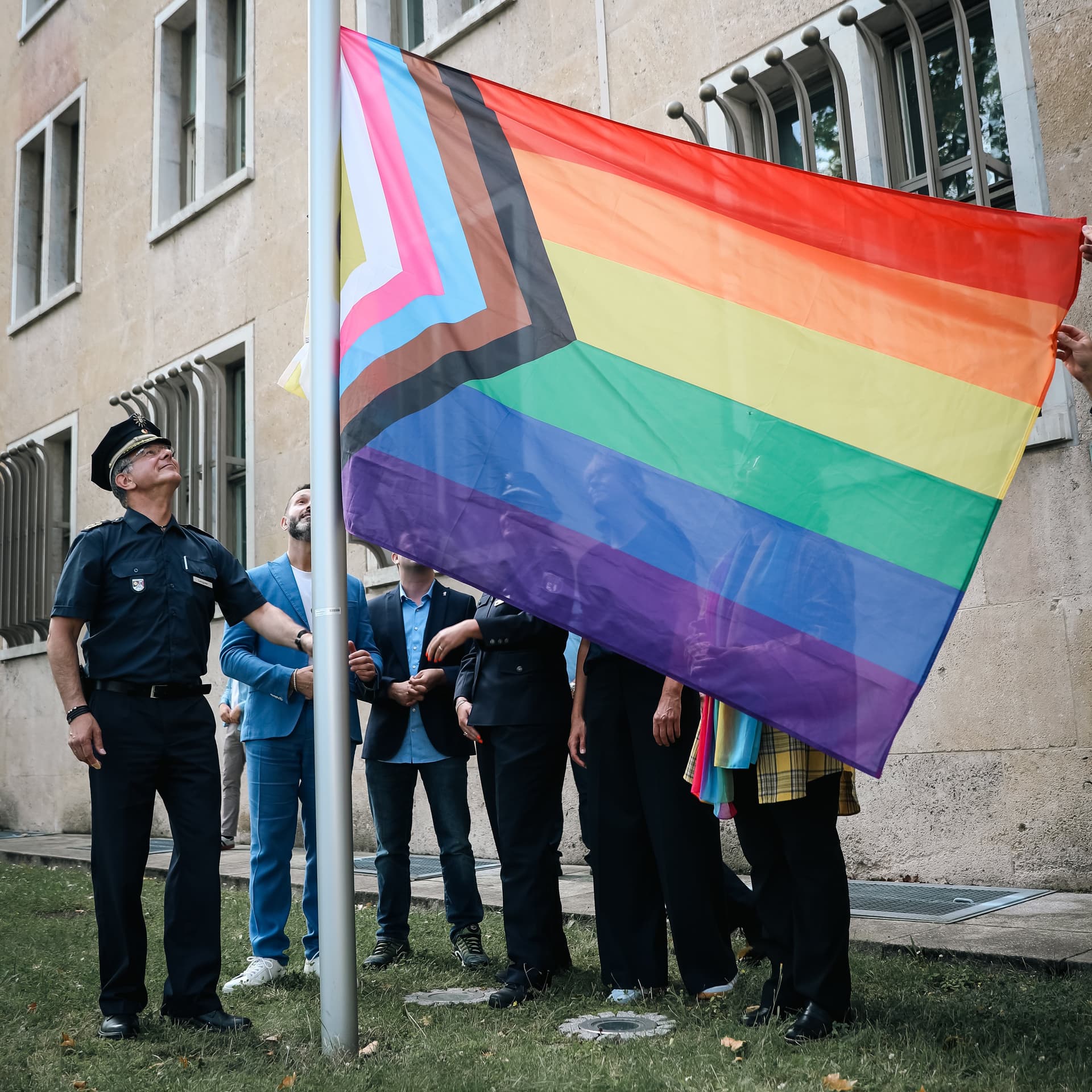 Der „Queer-Beauftragte“ Pantisano hisst die Progress-Pride-Flagge vor der Berliner Polizei