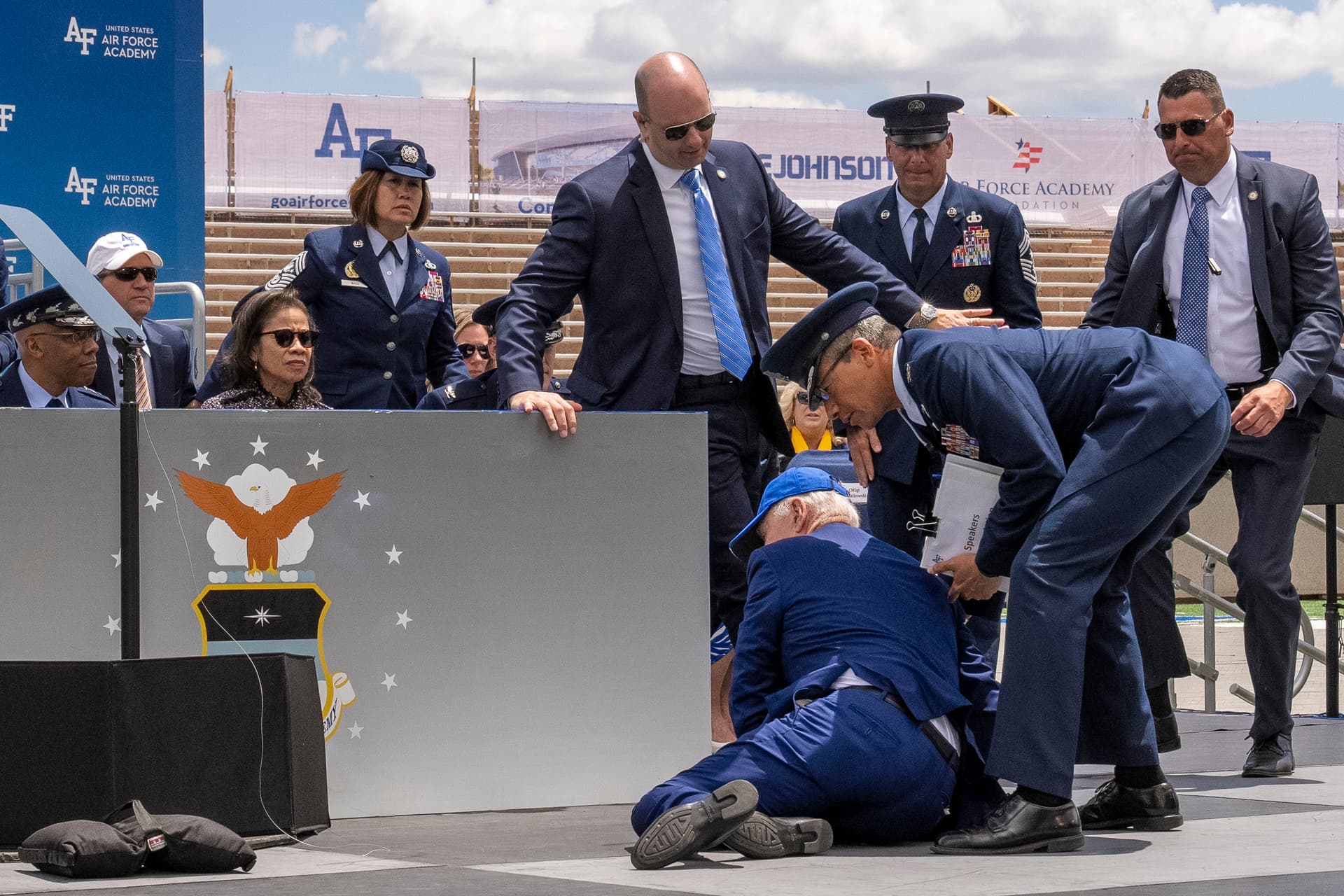 Mächtigster Mann der Welt am Boden: Biden fällt über Sandsack