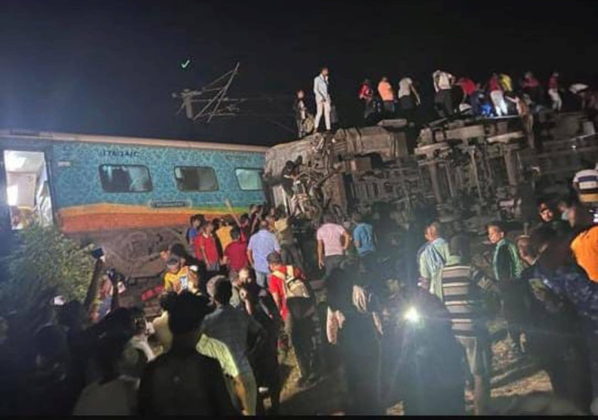 Schweres Zugunglück in Indien: Fast 300 Tote und 900 Verletzte