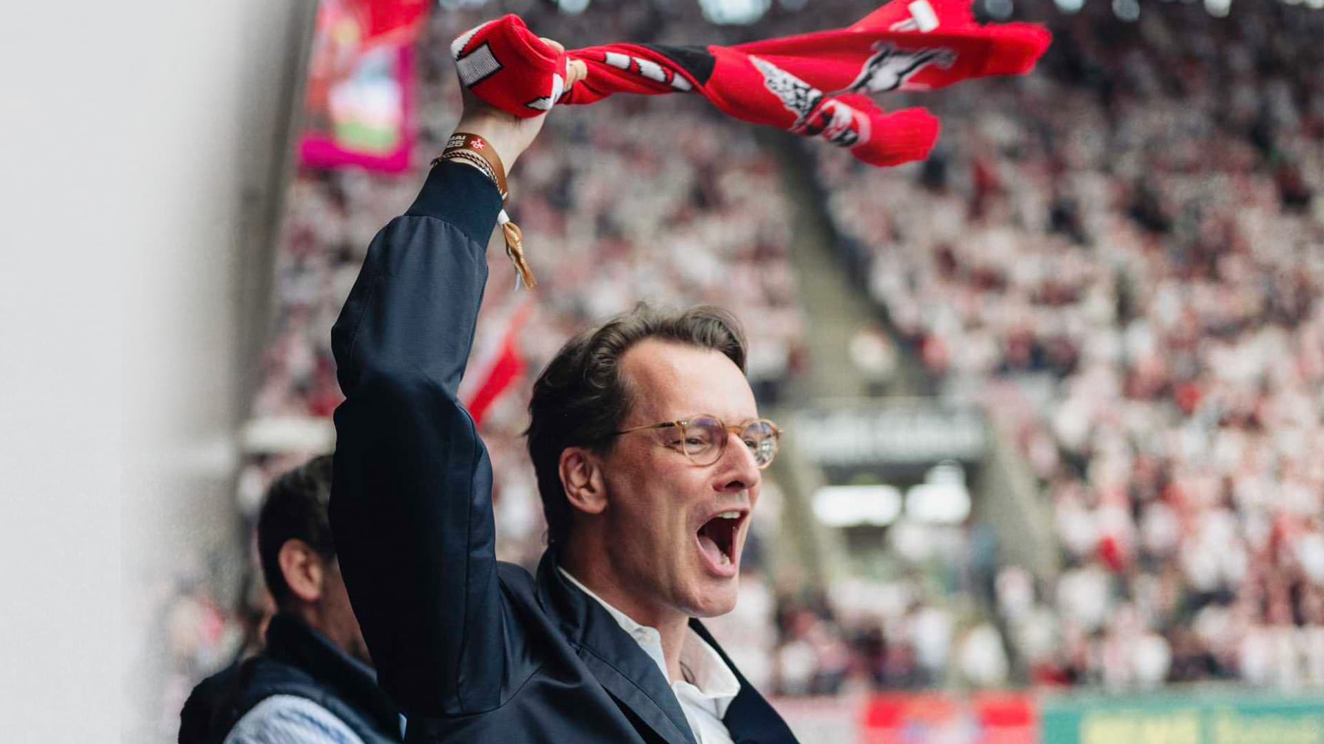 Kein Wort zu den Opfern: Hier feiert Hendrik Wüst wenige Stunden nach dem Anschlag von Bielefeld