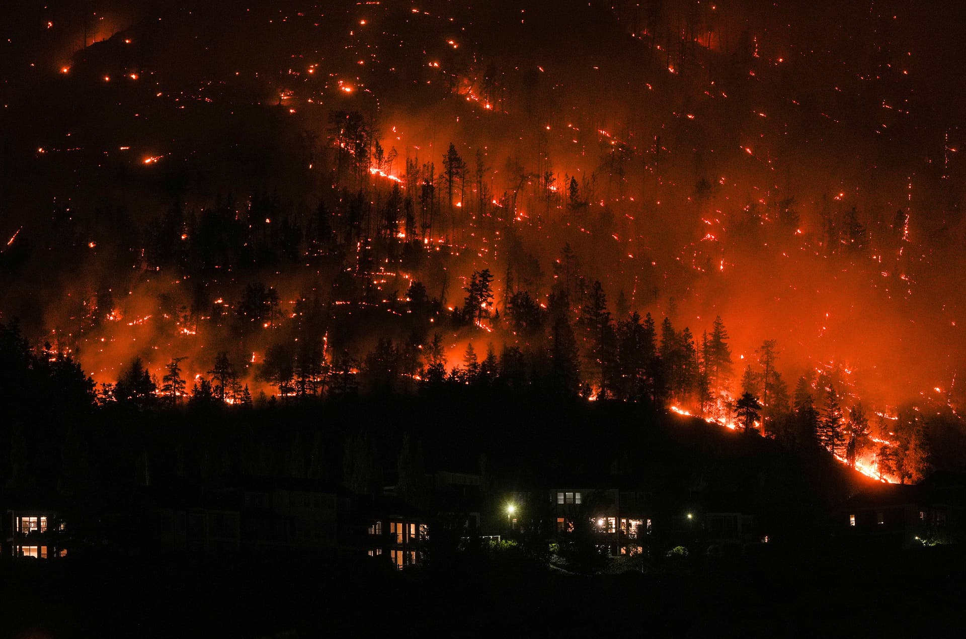Zerstörte Häuser und menschenleere Städte: Kanada kämpft gegen Waldbrände