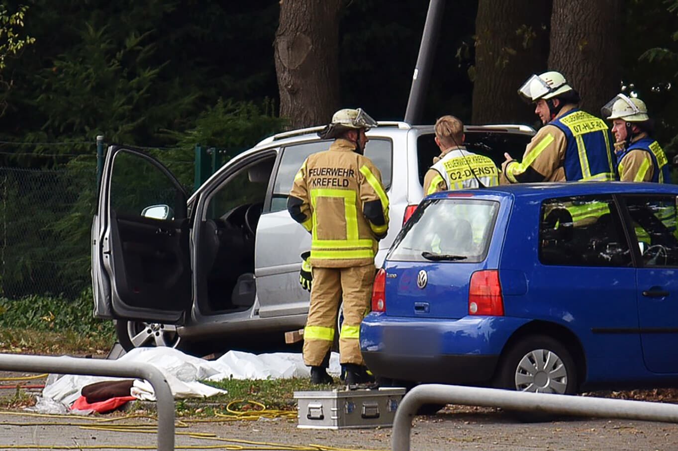 Tragödie in Krefeld: Zwillingspaar (72) auf Friedhofs-Parkplatz totgefahren