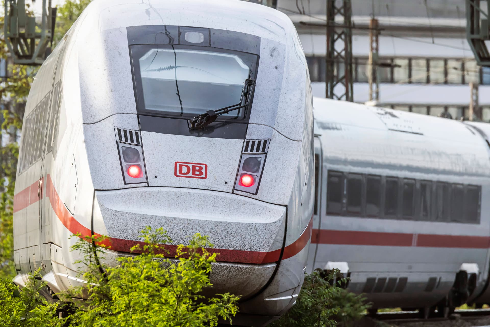 Auf der Strecke von Hamburg nach Frankfurt/Main: Schüsse auf ICE, Scheibe durchlöchert, Fahrgäste unter Schock!