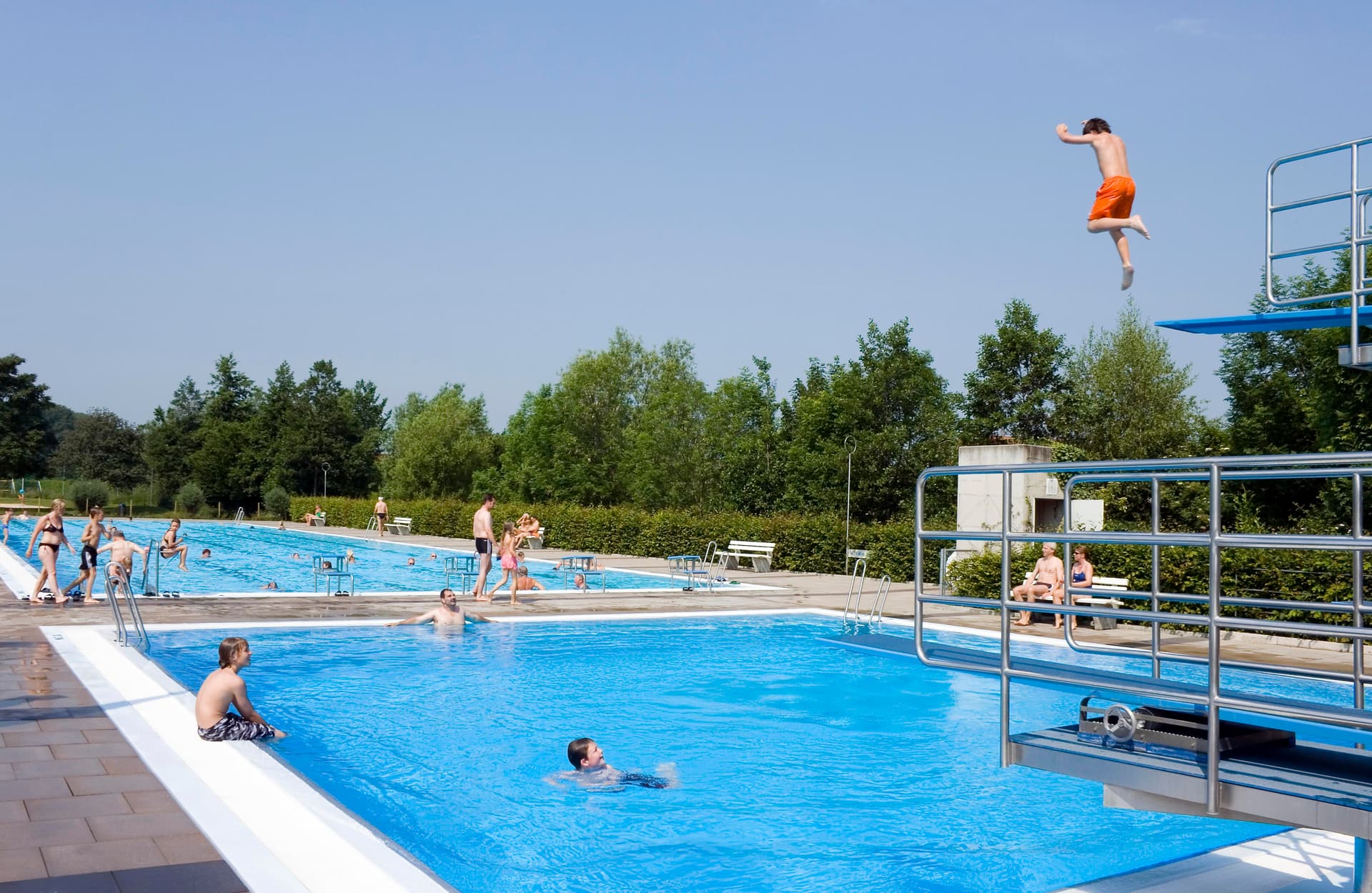 Mädchen (12) von zwei Syrern (18, 20) in Freibad begrapscht und fast ertränkt