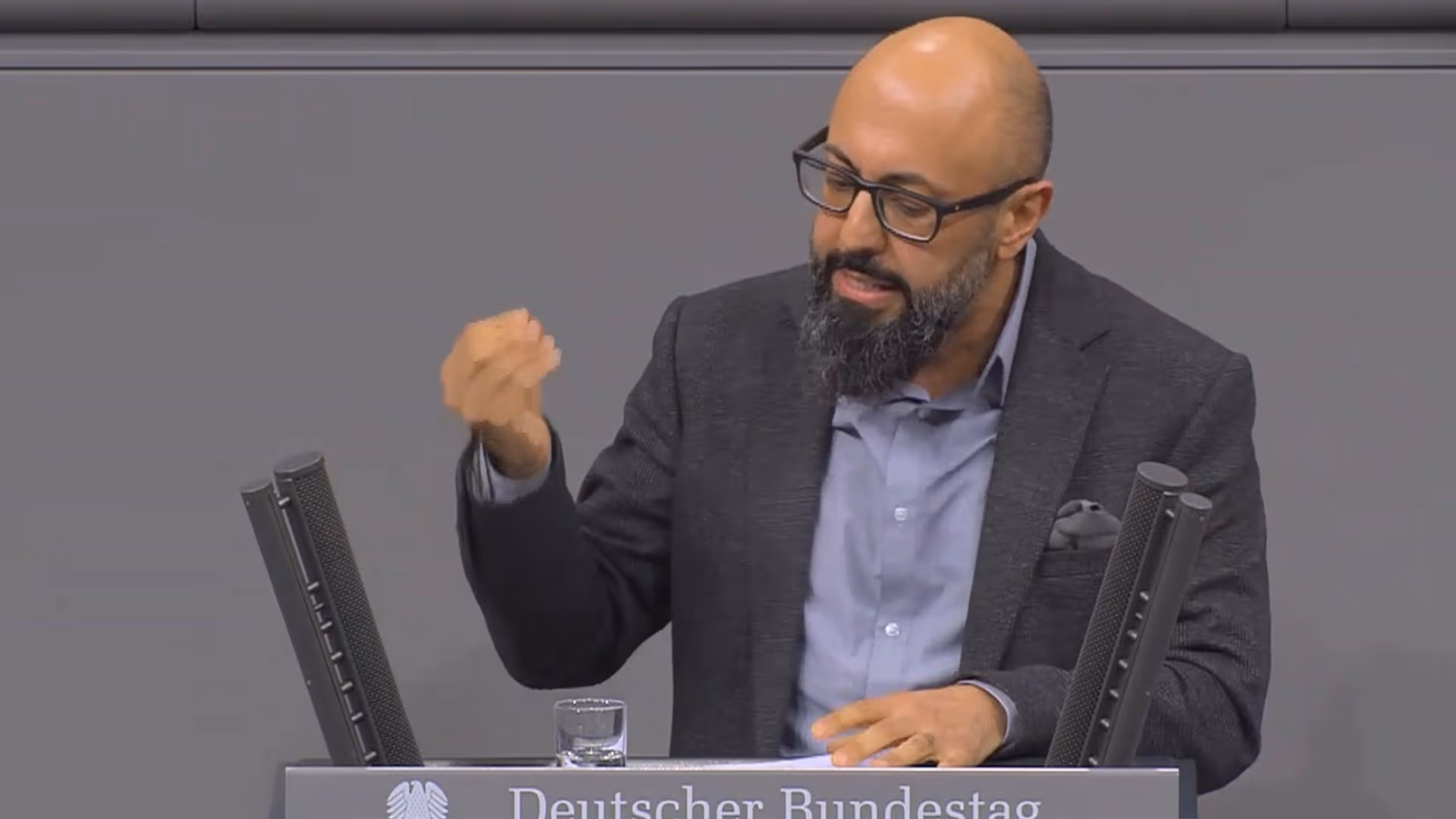 Linkenpolitiker Ferat Koçak schwadroniert in Islam-Rede von Leberwurst-Hausmeisterin Elfriede – und stellt CDU in Zusammenhang mit dem NSU