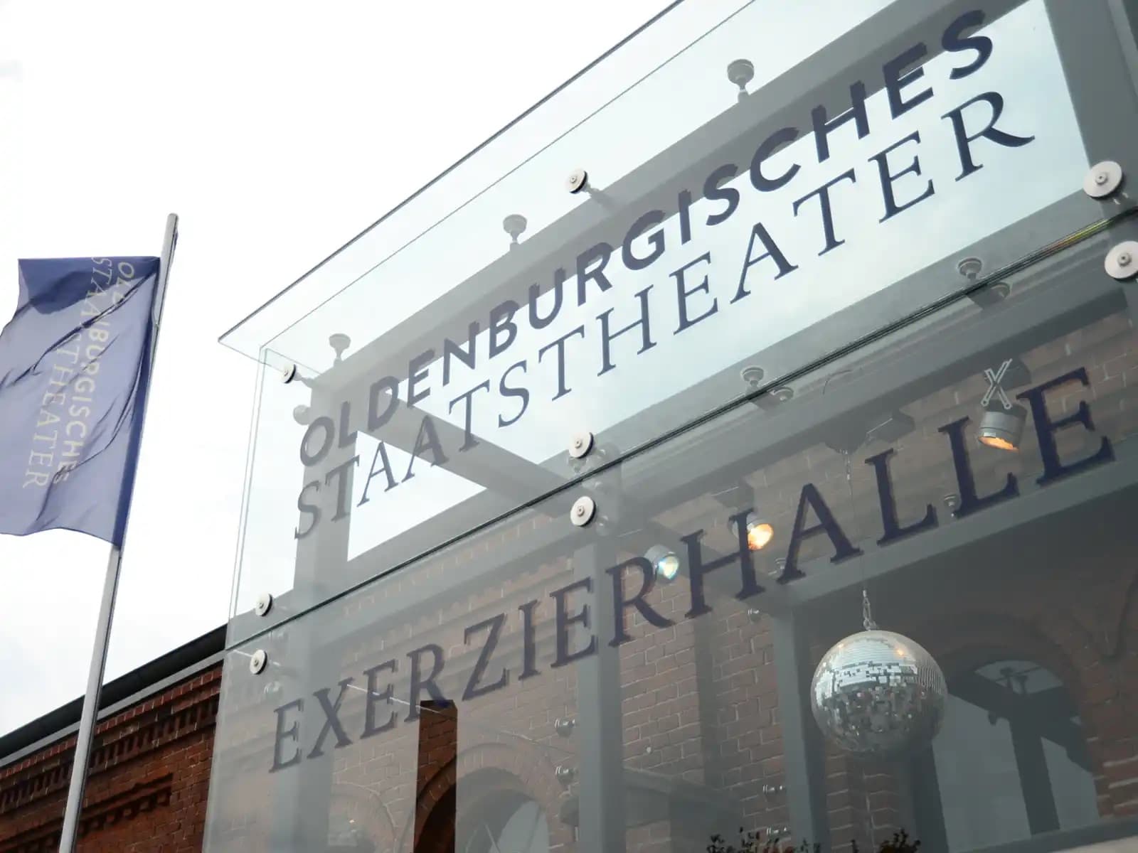 Vulvenfalten und Dosenwerfen gegen patriarchale Strukturen: Staatstheater Oldenburg veranstaltet skurrilen „Sheroes-Jahrmarkt“