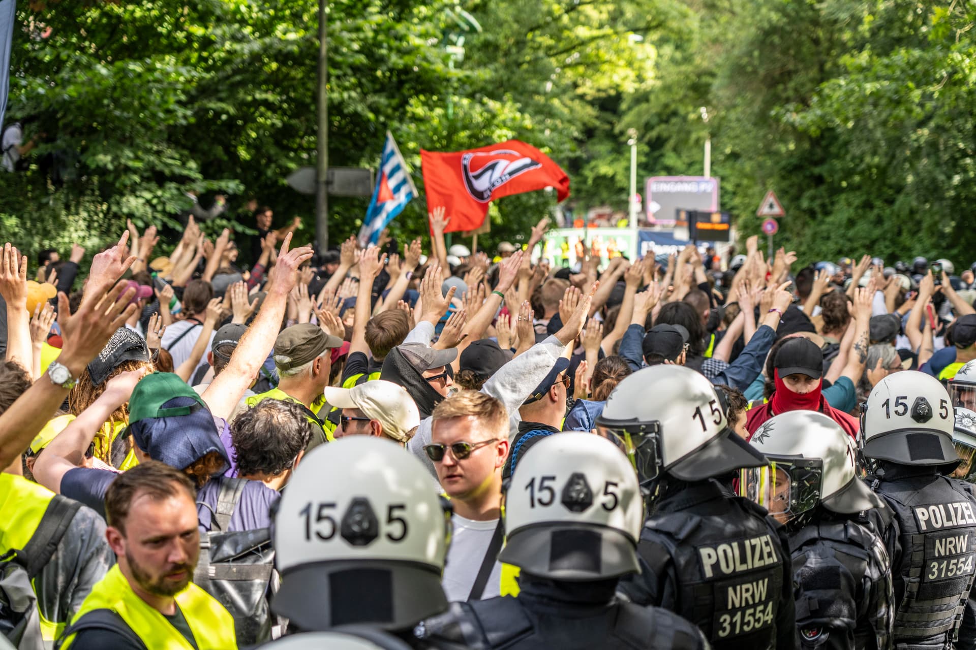 Bilanz der Demo gegen AfD-Parteitag: 28 verletzte Polizisten, 143 Strafanzeigen, 24 Festnahmen
