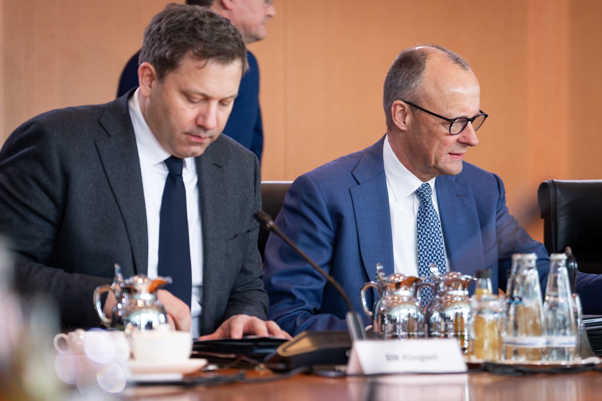 Hinter verschlossenen Türen: Regierung arbeitet an Steuererhöhungen und Reformen